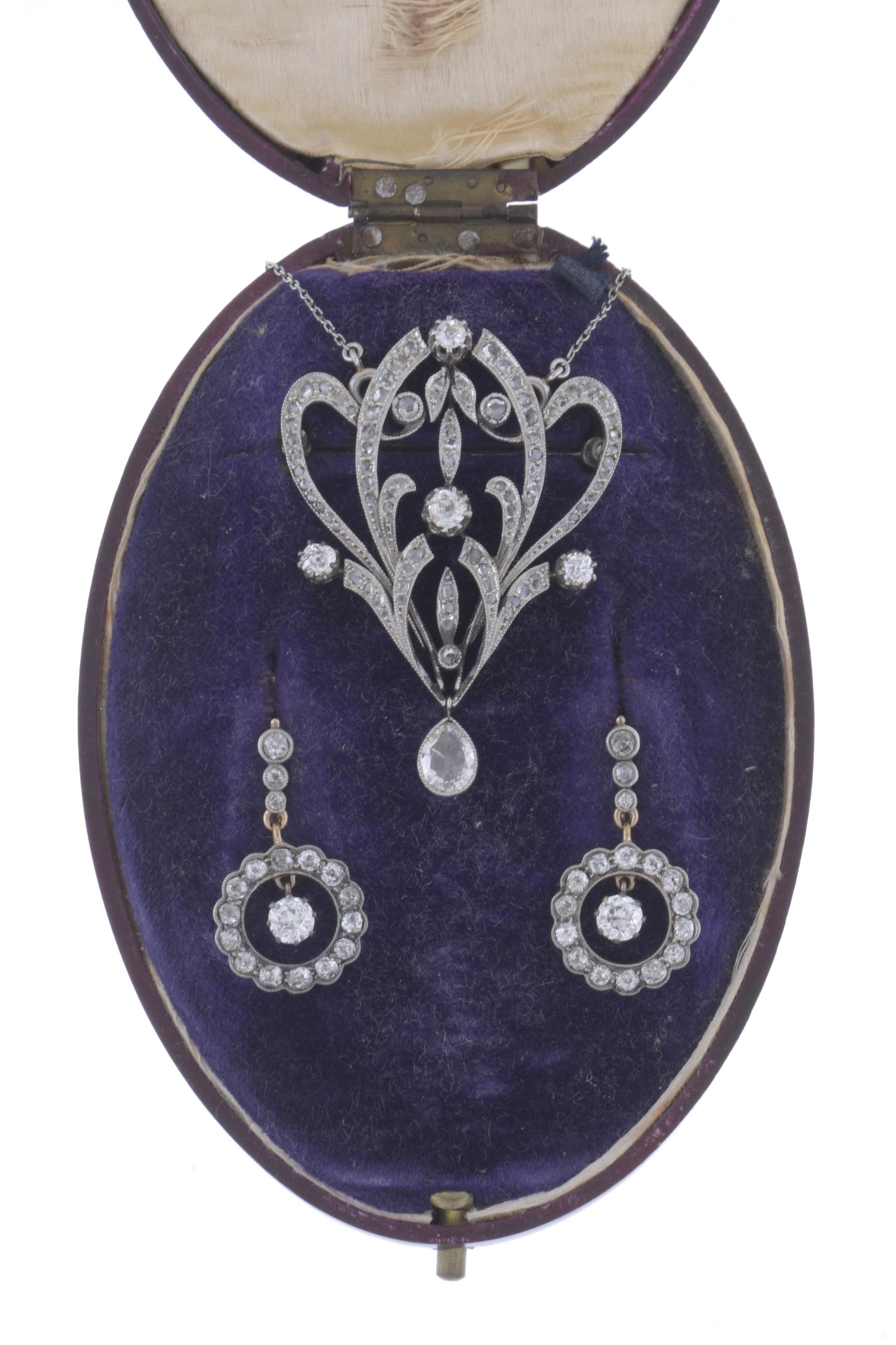 CONJUNTO DE BROCHE Y PENDIENTES BÉLLE ÉPOQUE. CIRCA 1900