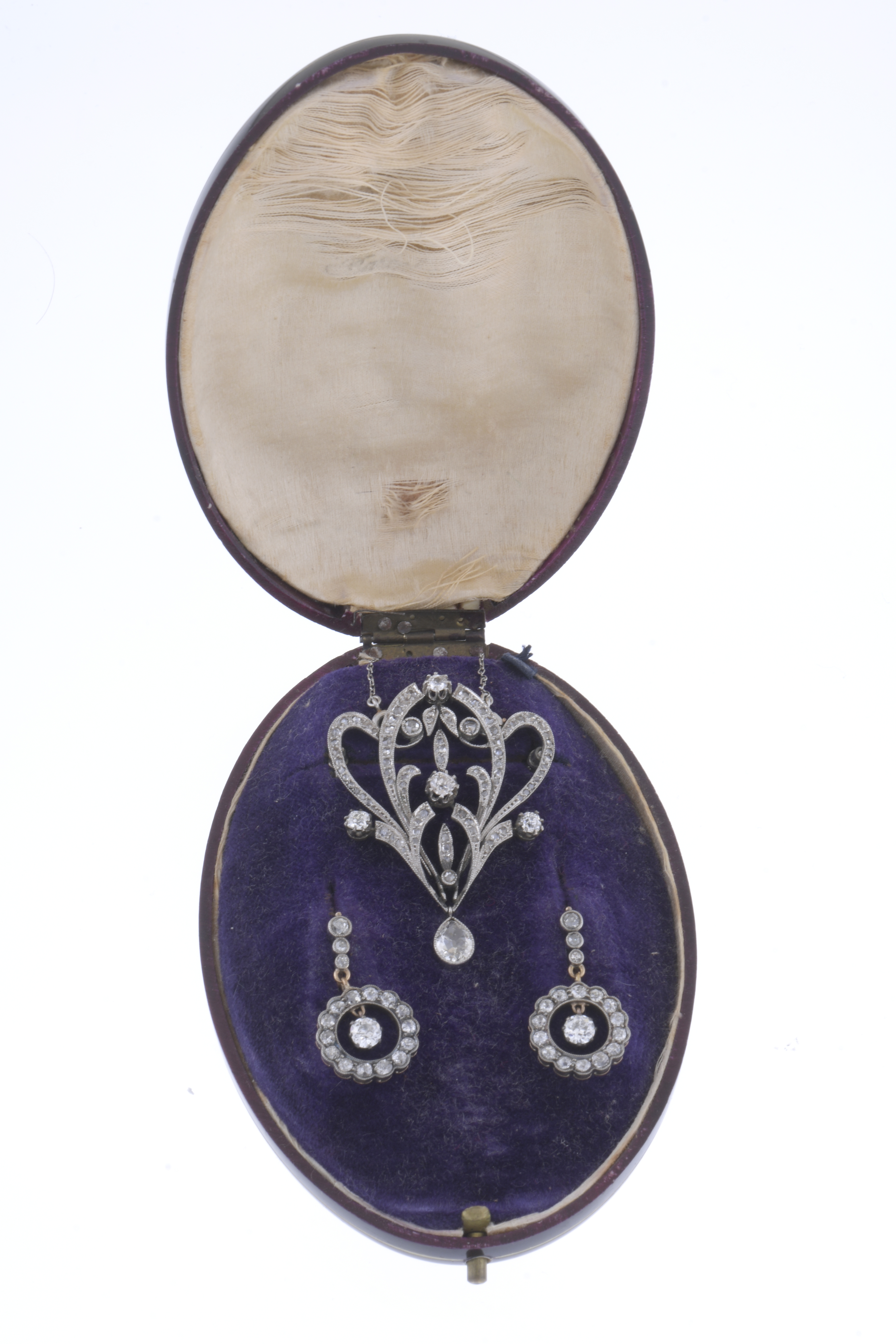 CONJUNTO DE BROCHE Y PENDIENTES BÉLLE ÉPOQUE. CIRCA 1900