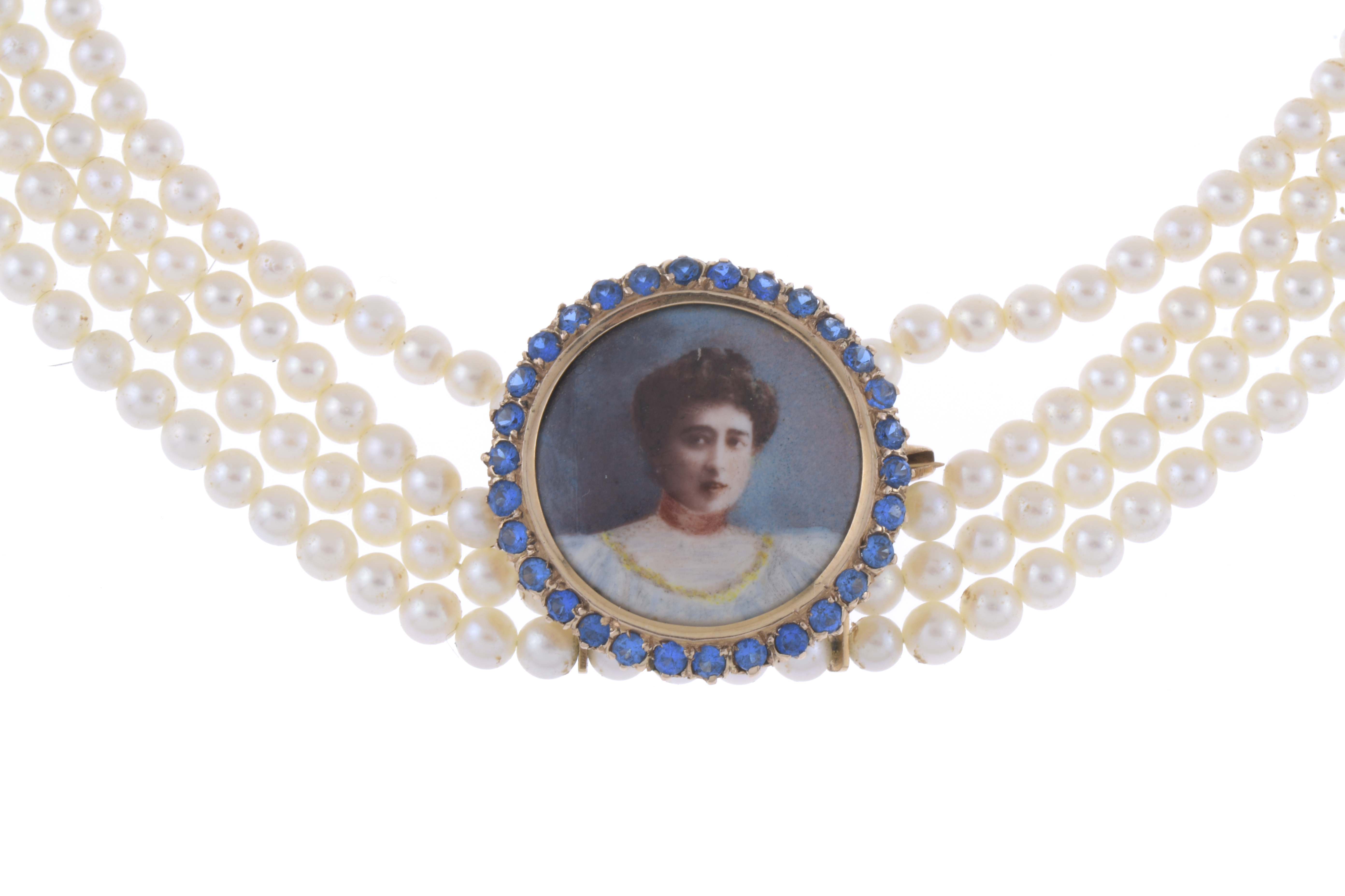 COLLAR DE PERLAS CON MEDALLÓN CENTRAL