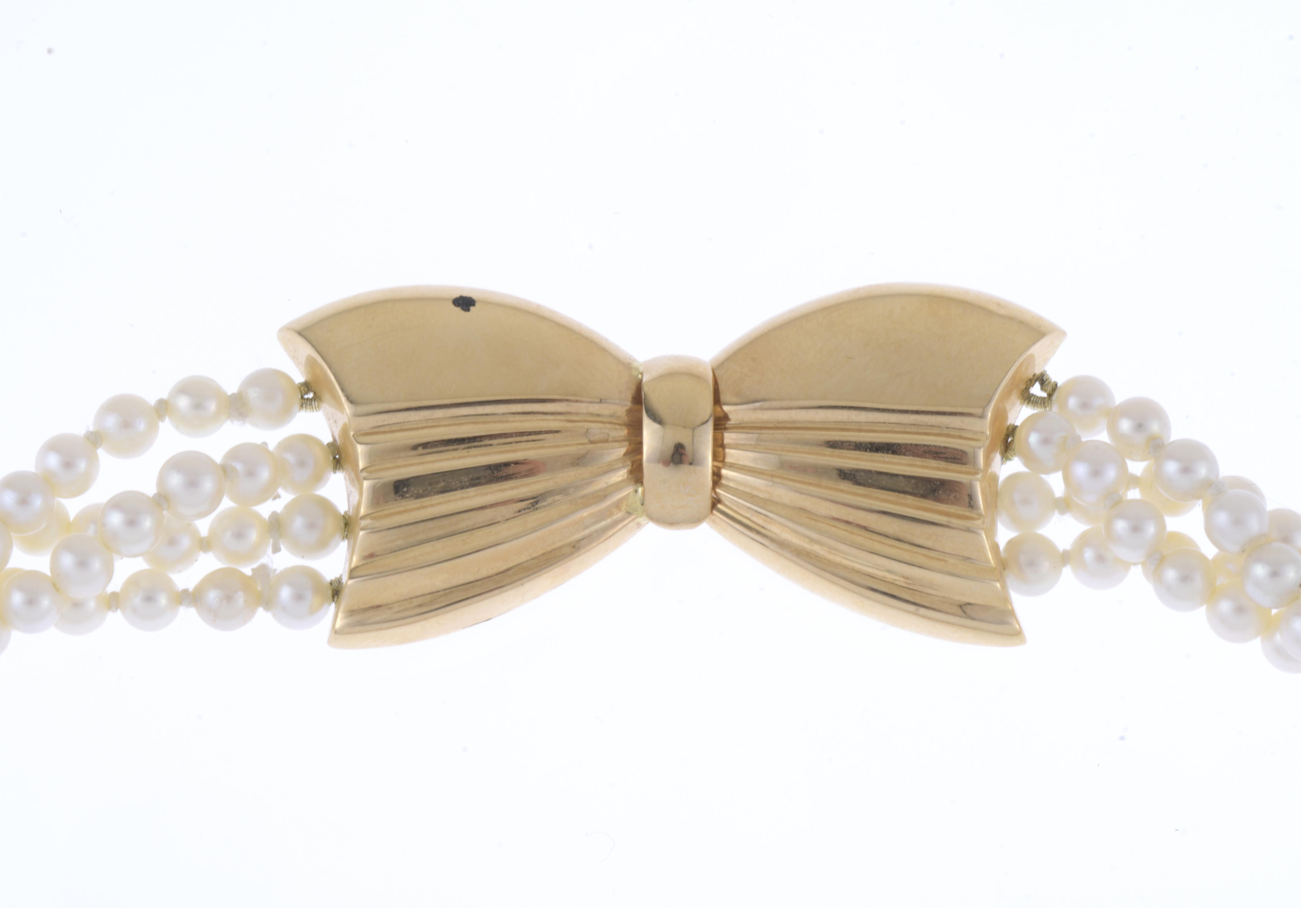 COLLAR DE PERLAS CON MEDALLÓN CENTRAL