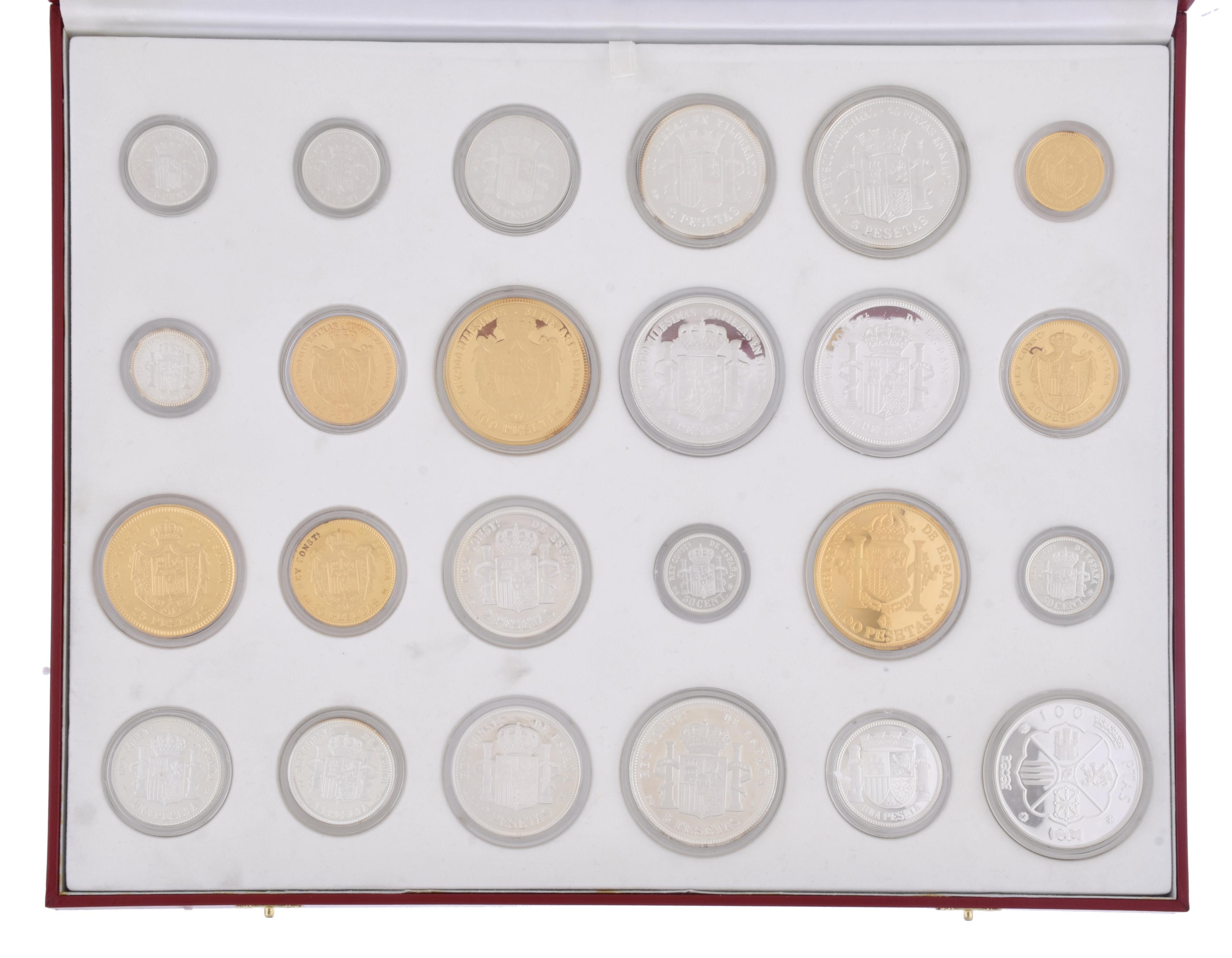 Historia de la peseta, réplica de las veinticuatro monedas.