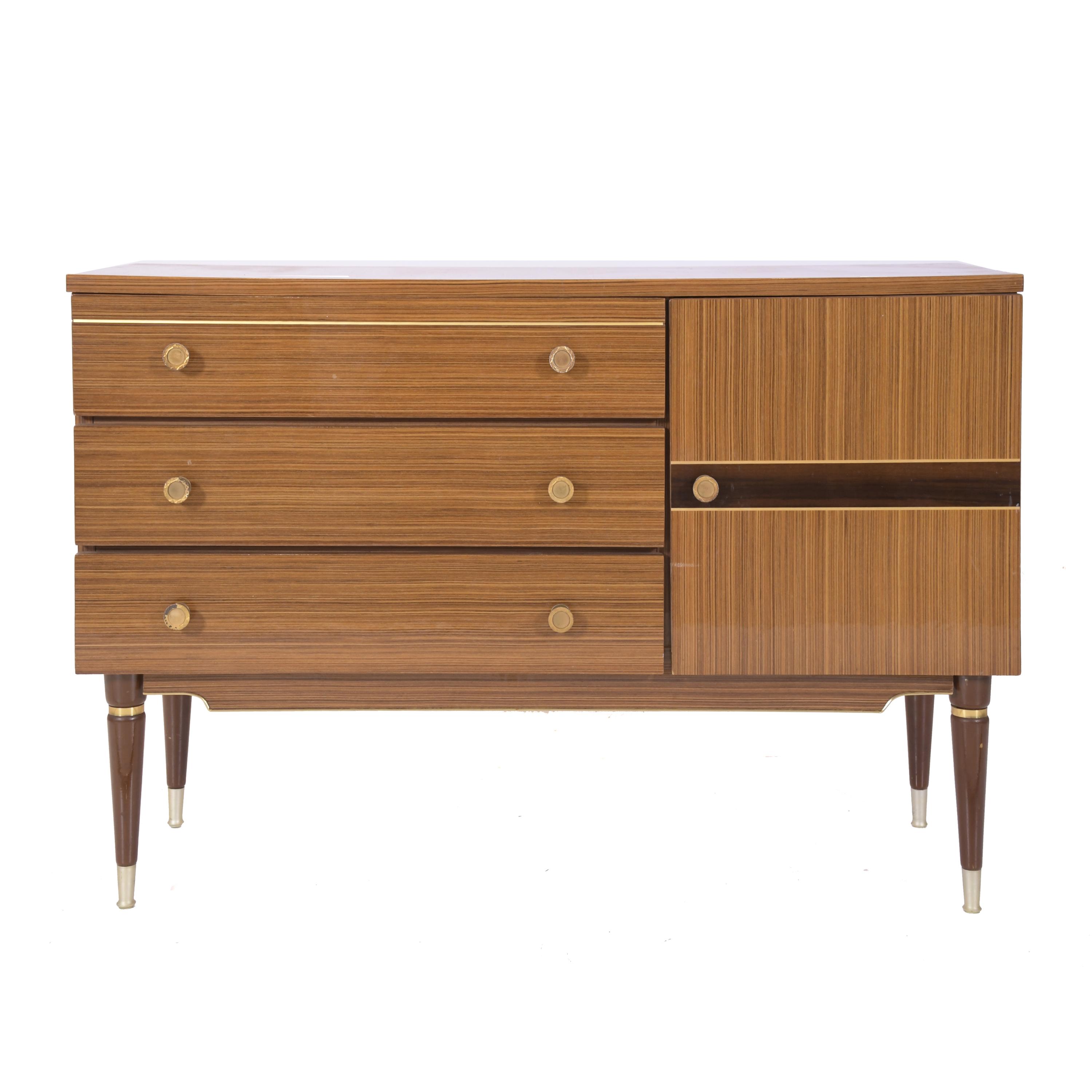 CONJUNTO DE MUEBLE AUXILIAR Y DOS MESITAS, CIRCA 1960. 