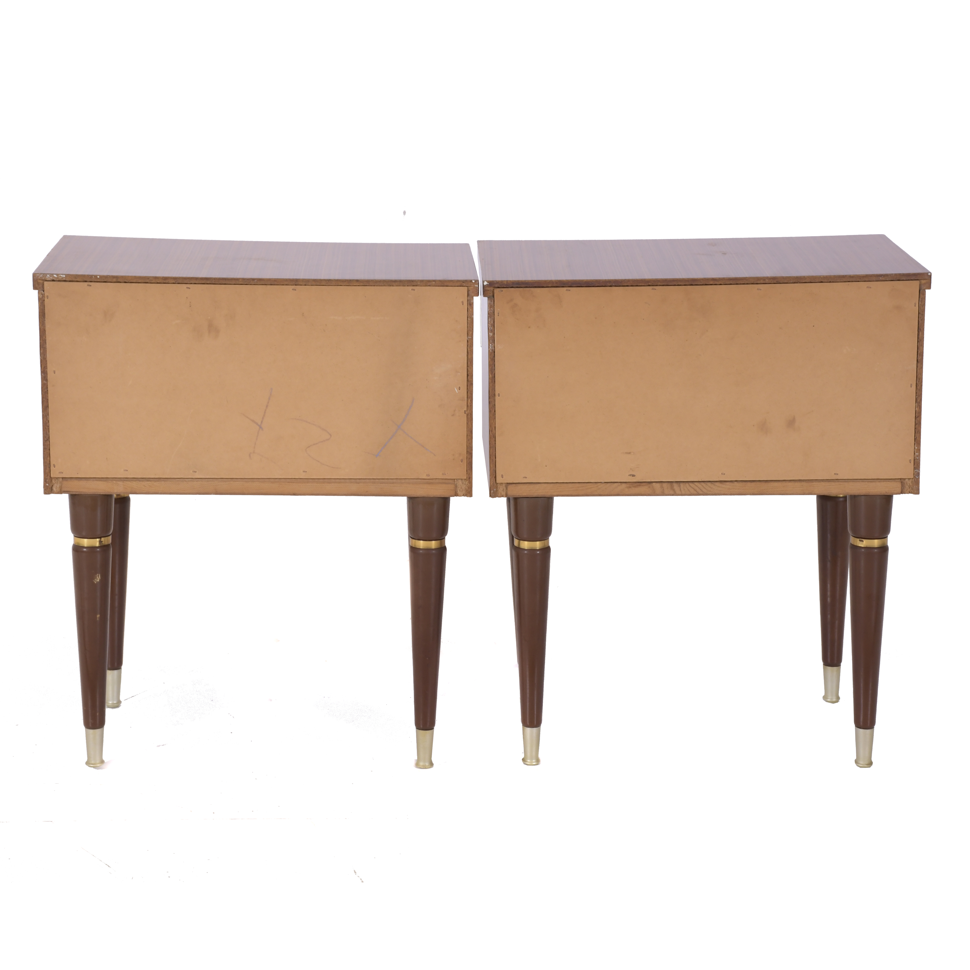 CONJUNTO DE MUEBLE AUXILIAR Y DOS MESITAS, CIRCA 1960. 