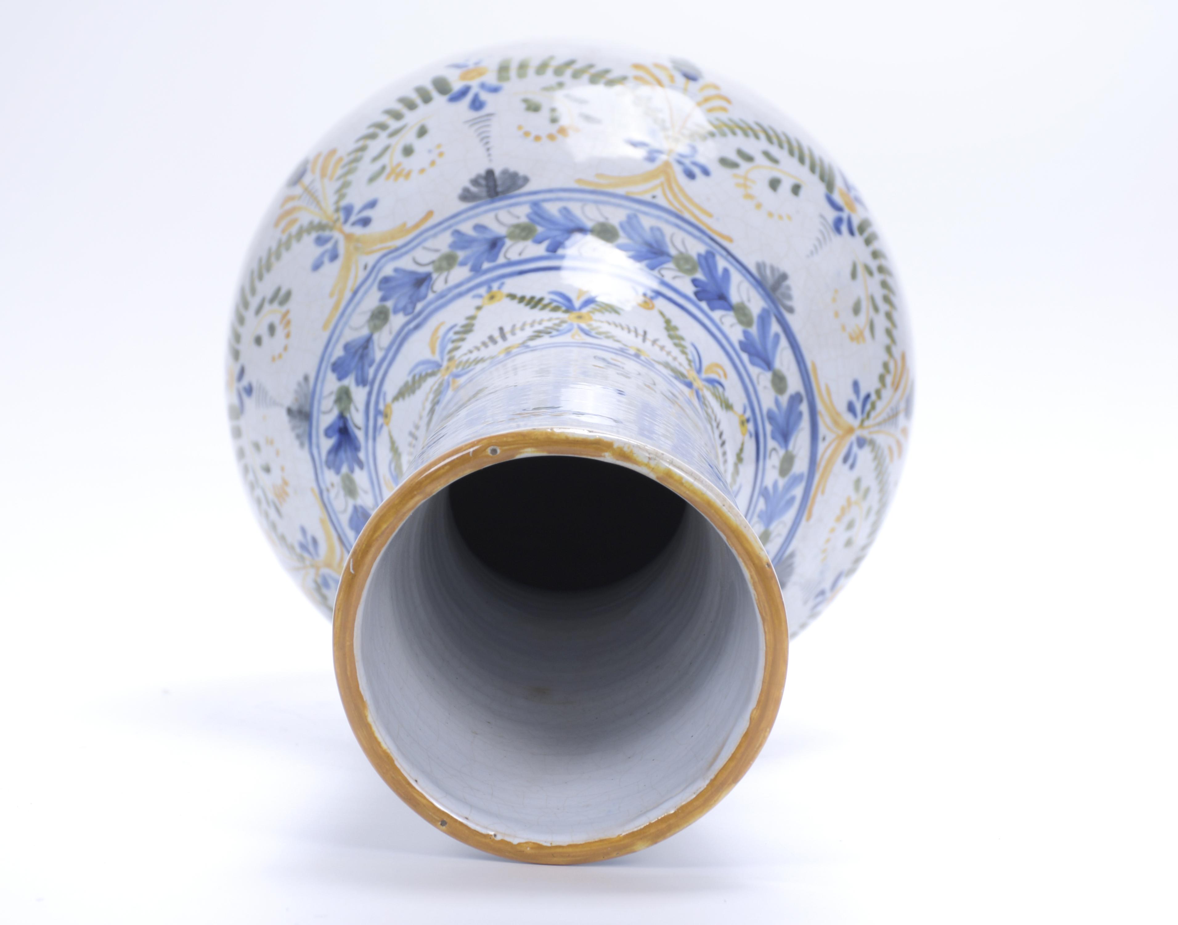 Jarrón en cerámica de Talavera, siglo XX. 