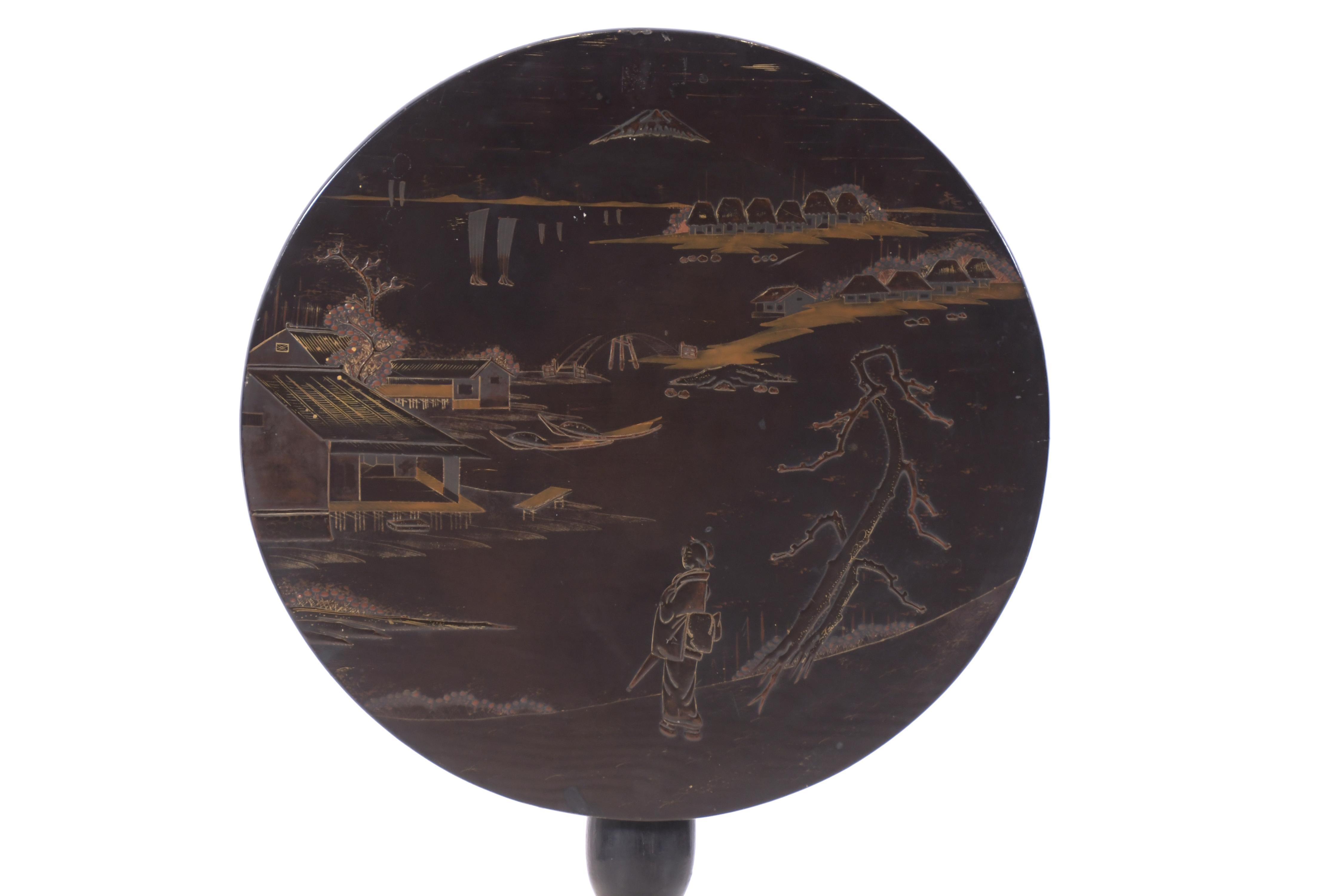 Mesa velador lacada con motivos orientales, siglo XX. 