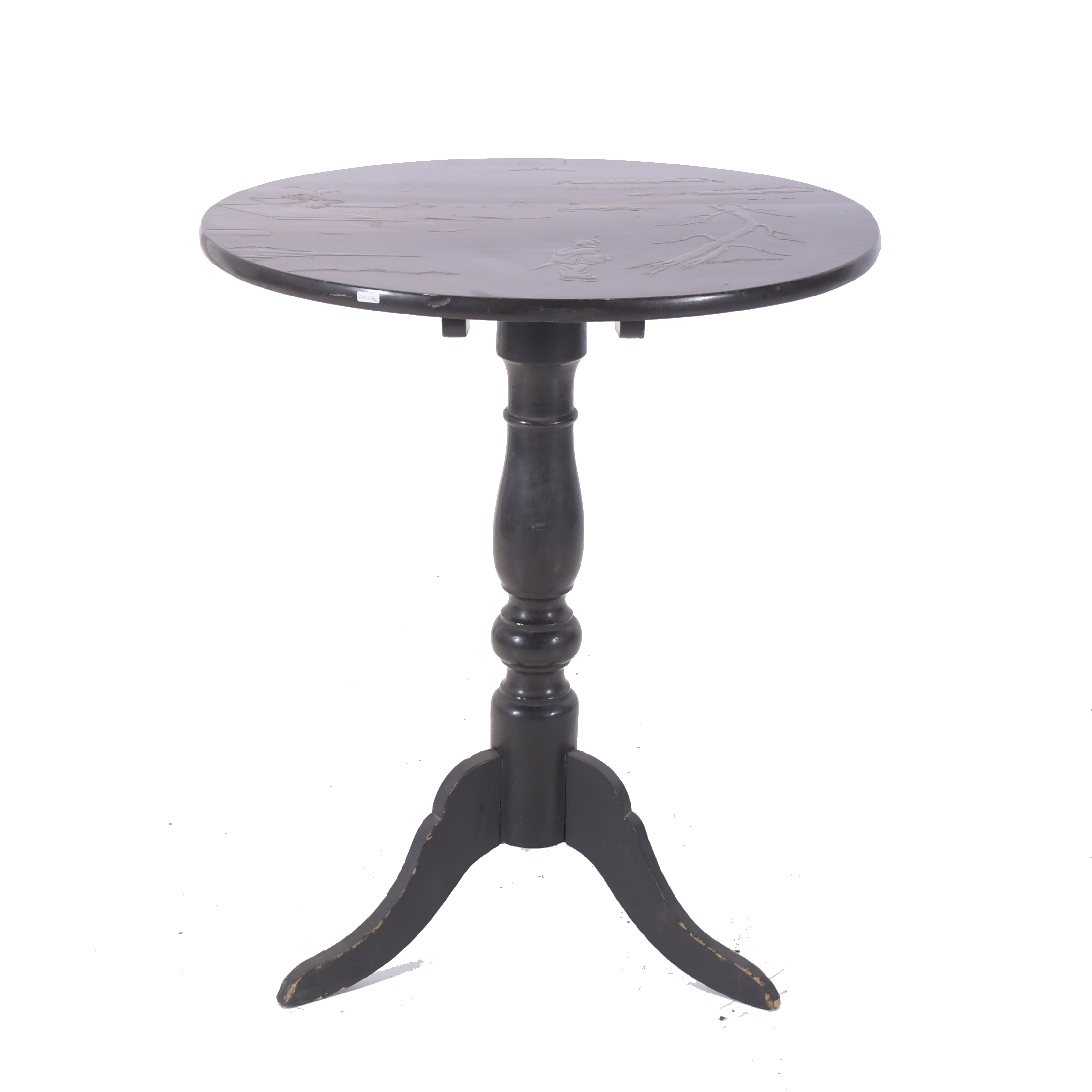 Mesa velador lacada con motivos orientales, siglo XX. 