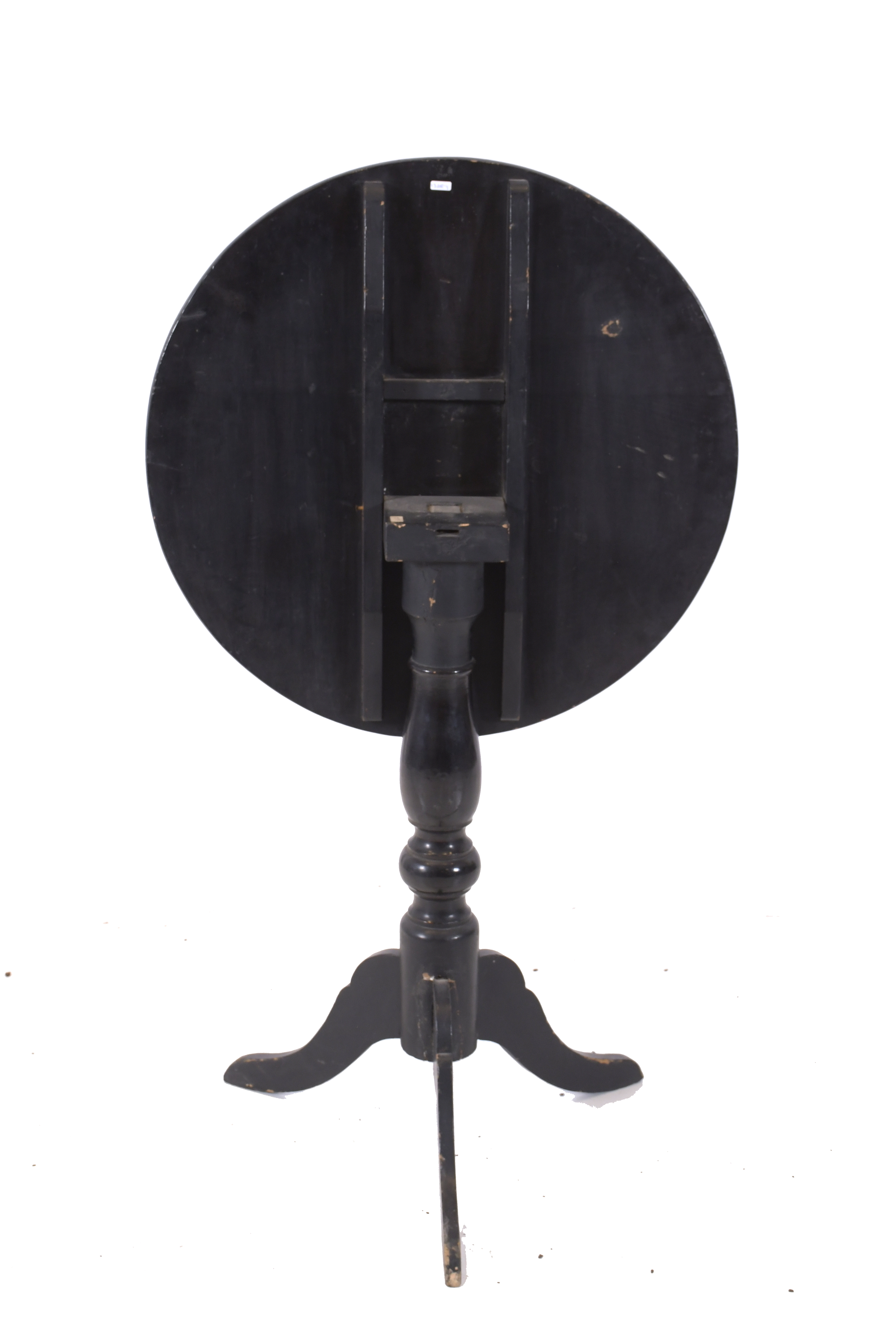 Mesa velador lacada con motivos orientales, siglo XX. 