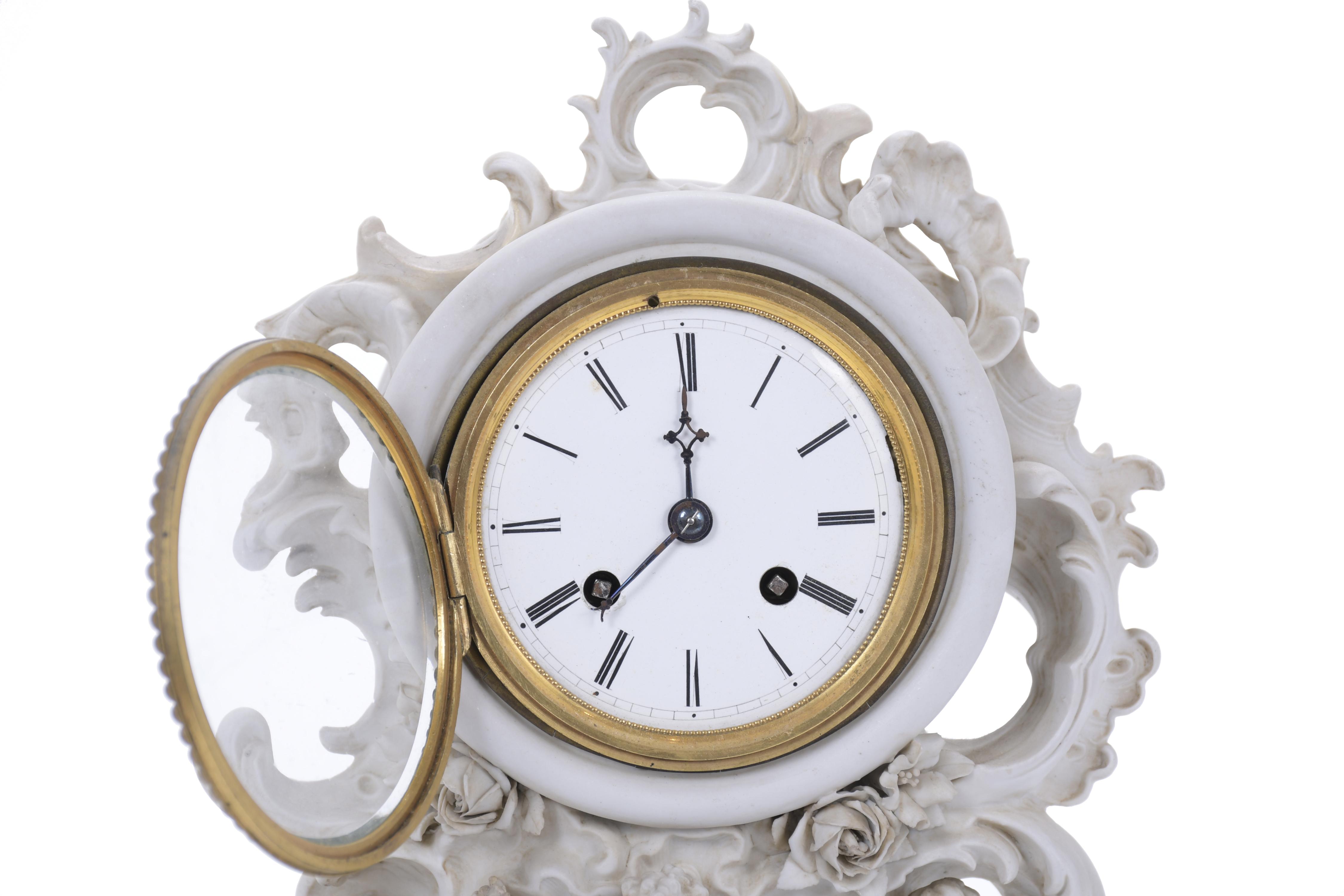 RELOJ DE SOBREMESA EN PORCELANA DE BISCUIT, PRIMERA MITAD S