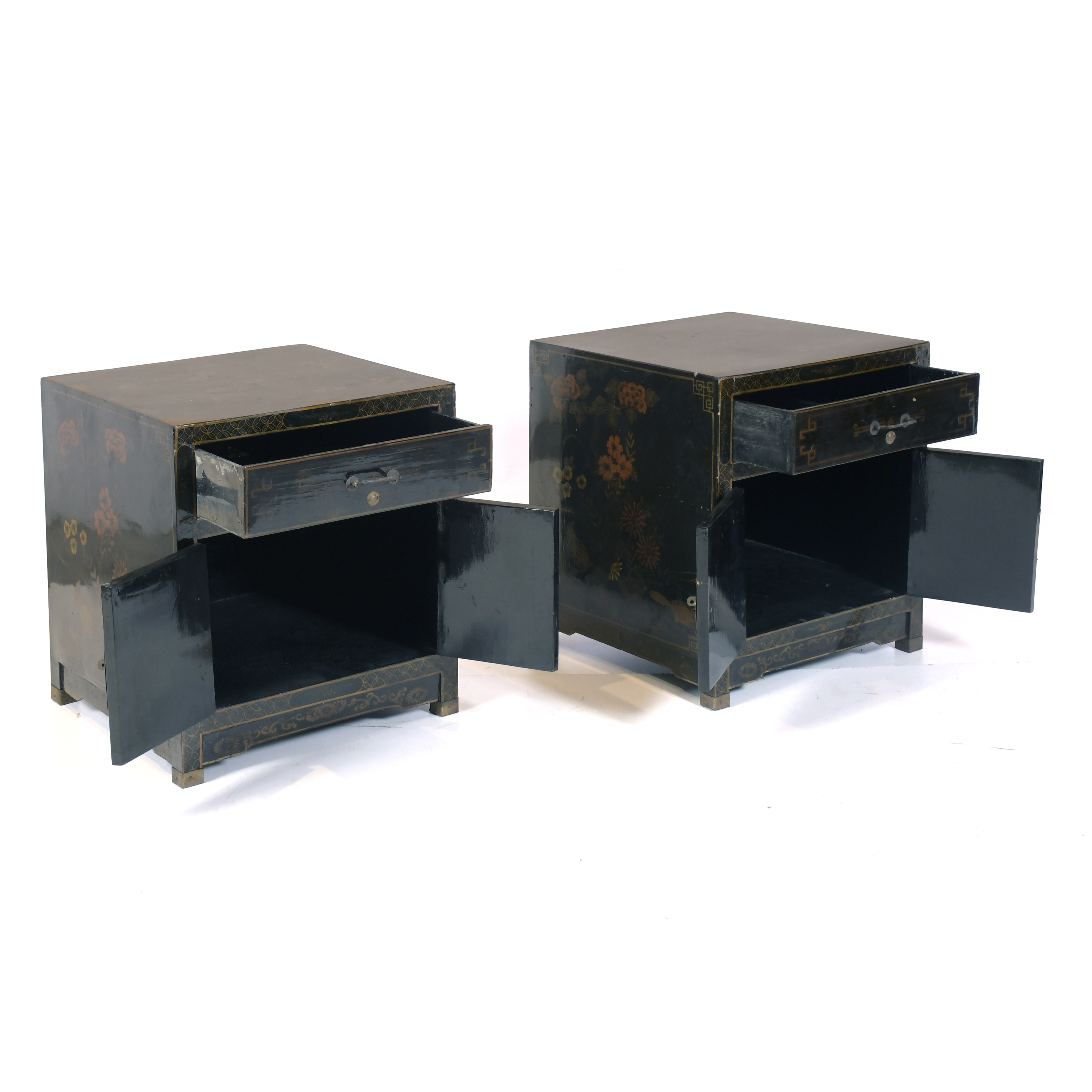 Pareja de mesitas chinas, siglo XX. 