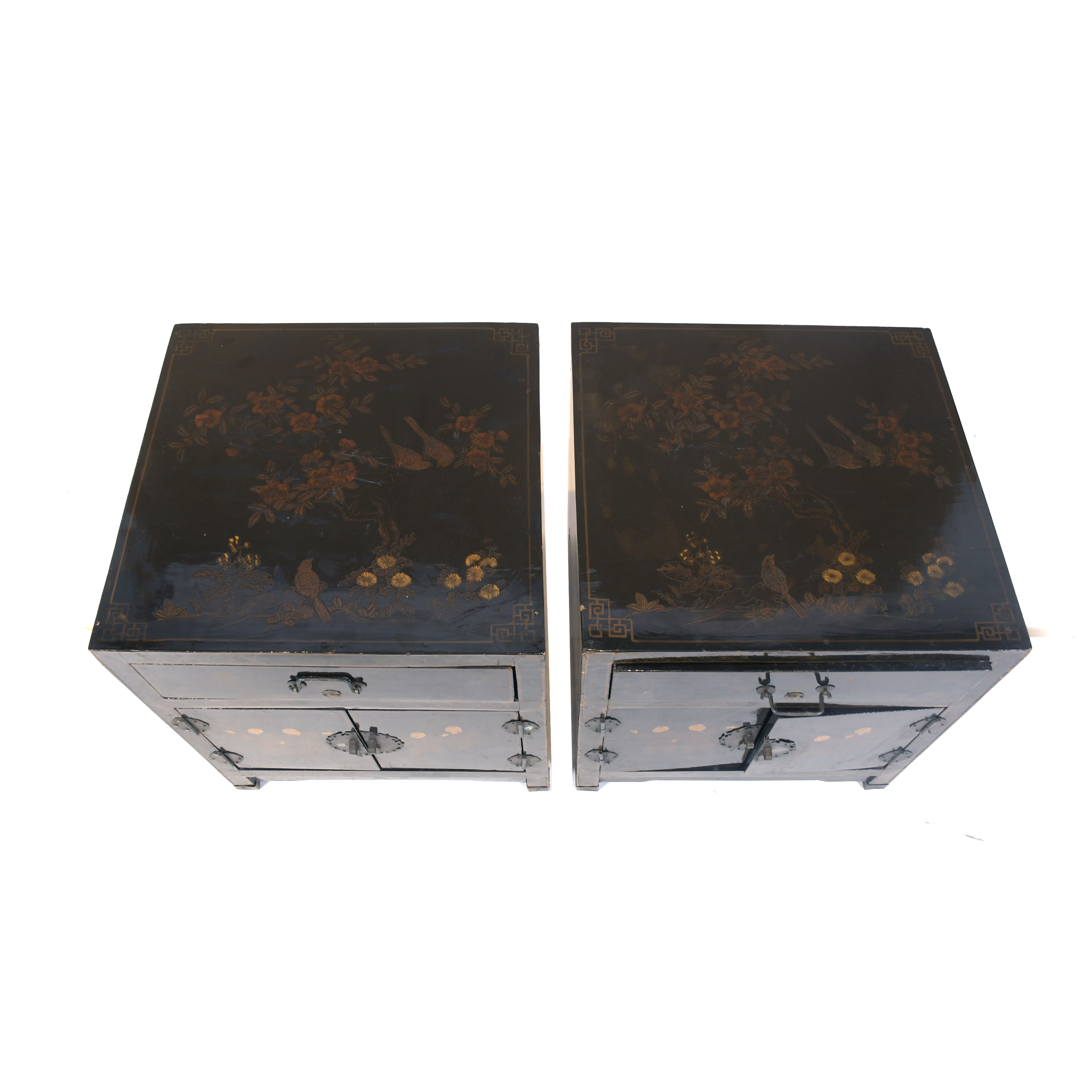 Pareja de mesitas chinas, siglo XX. 