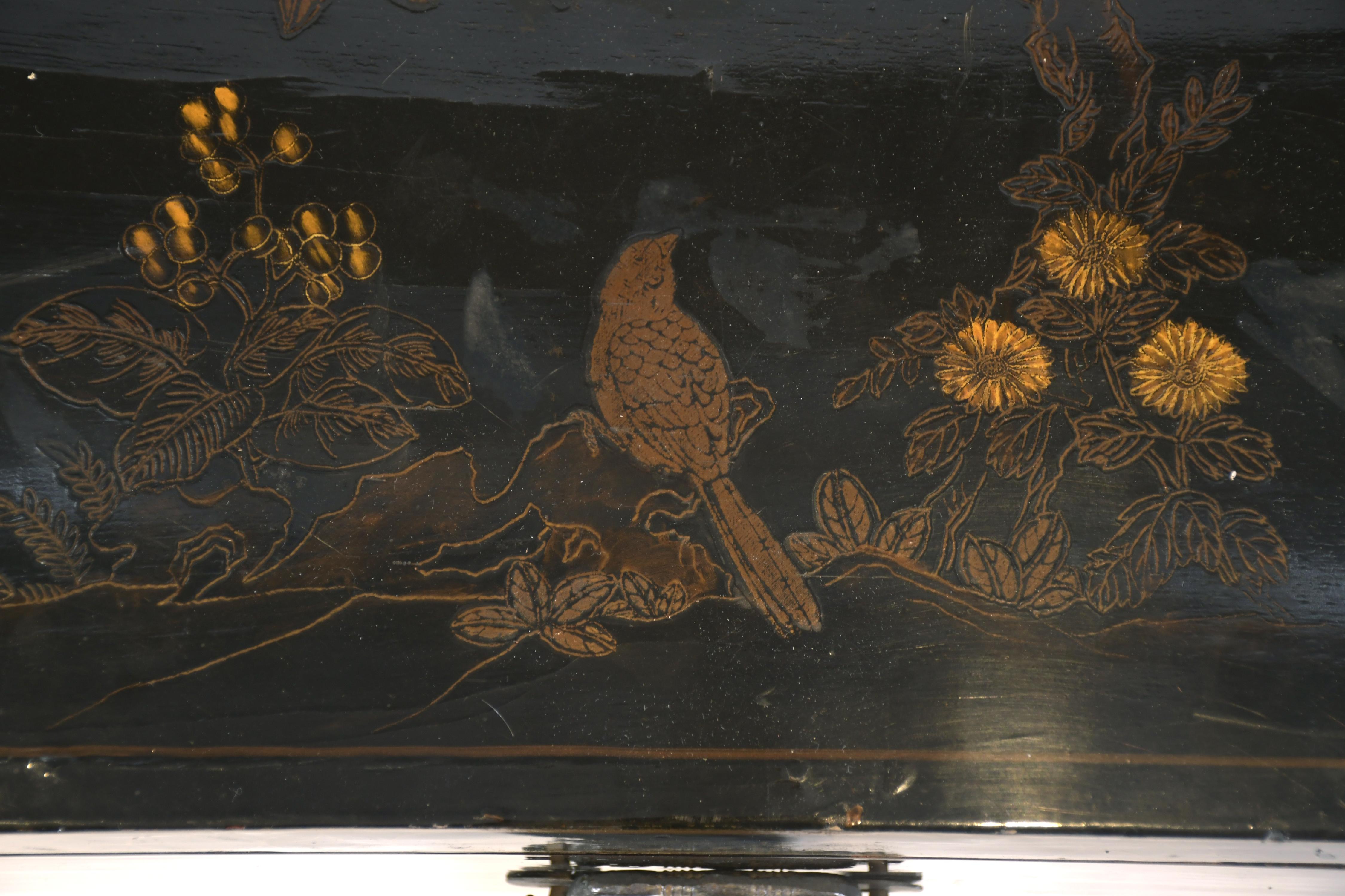 Pareja de mesitas chinas, siglo XX. 