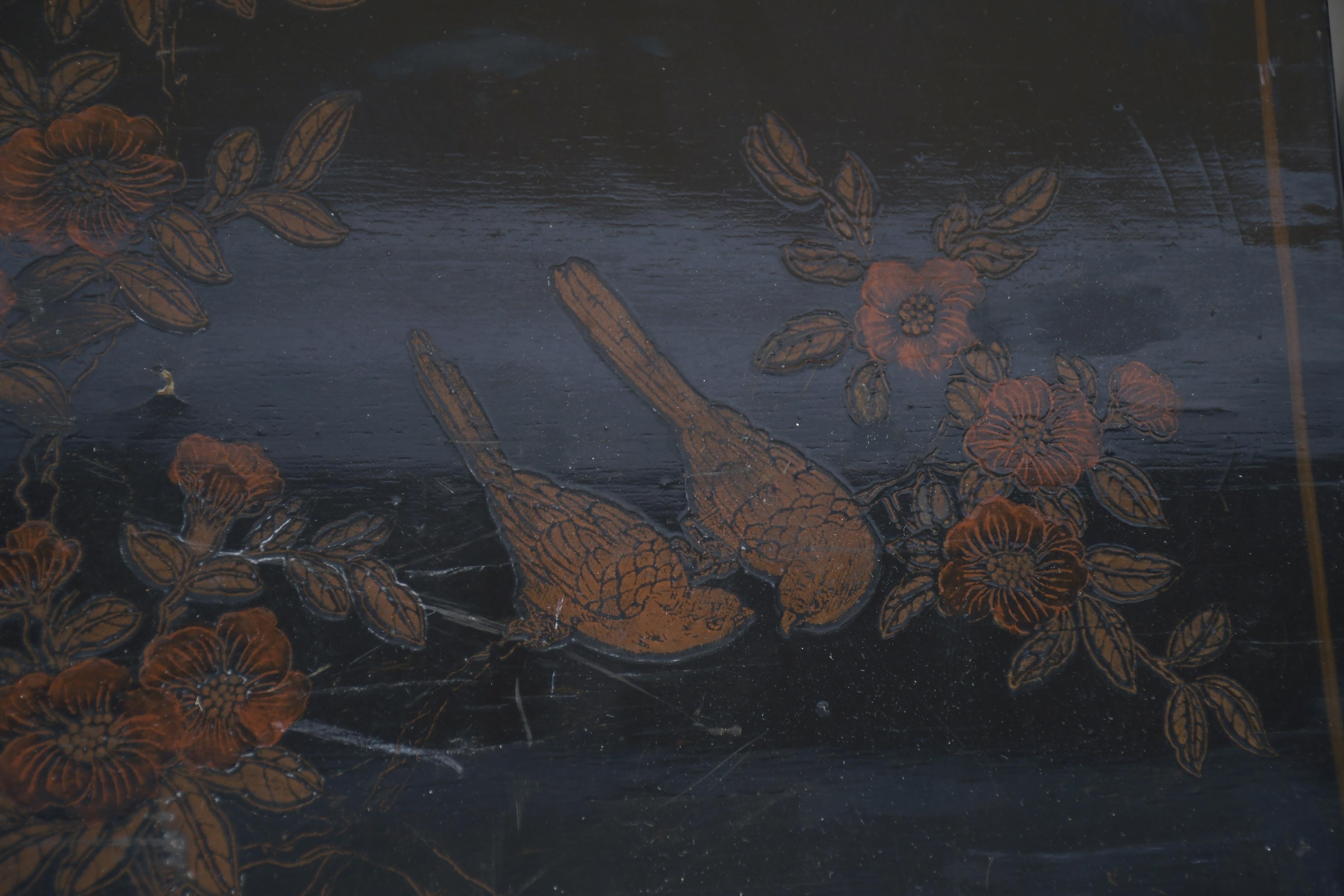 Pareja de mesitas chinas, siglo XX. 