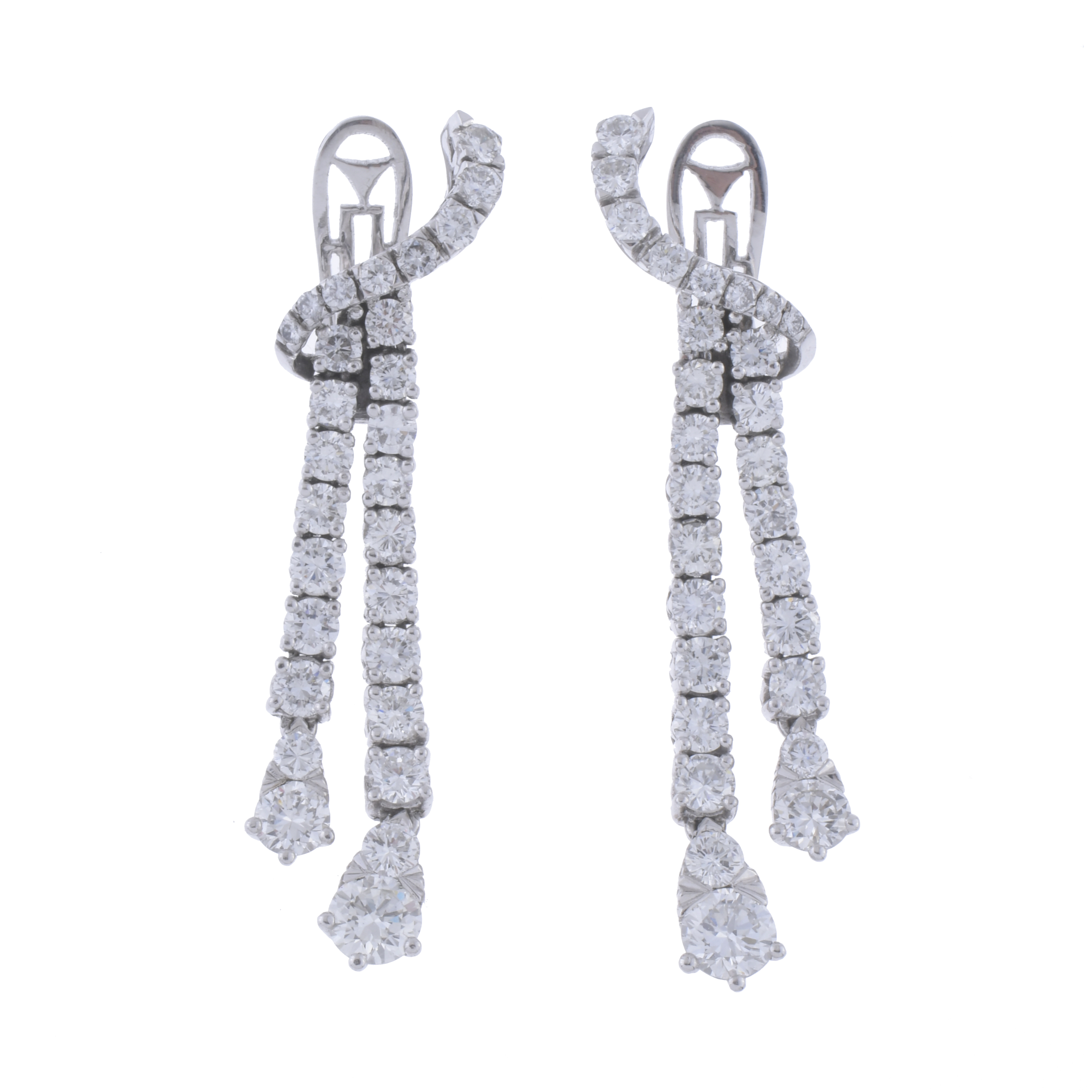 Pendientes largos con diamantes.