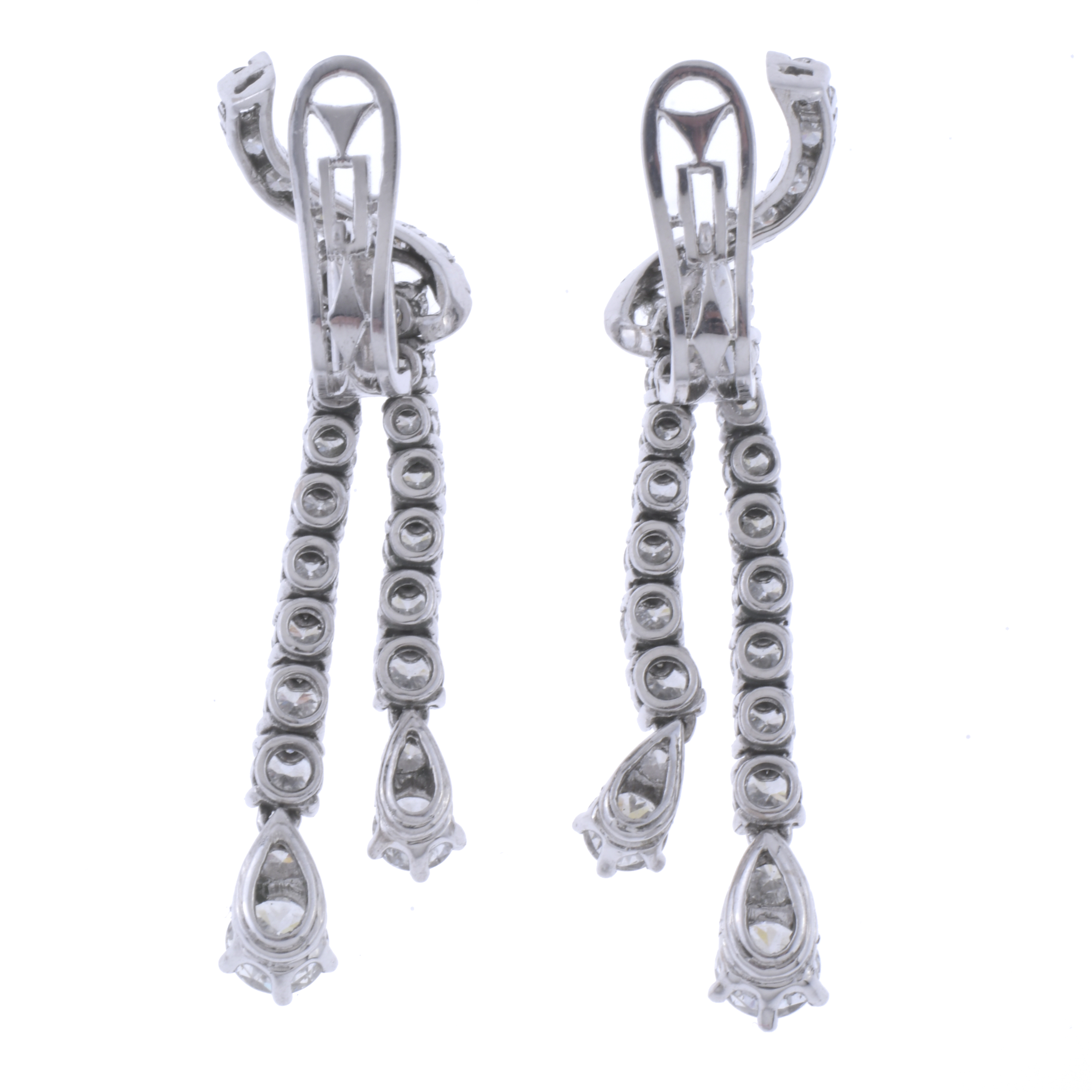 Pendientes largos con diamantes.