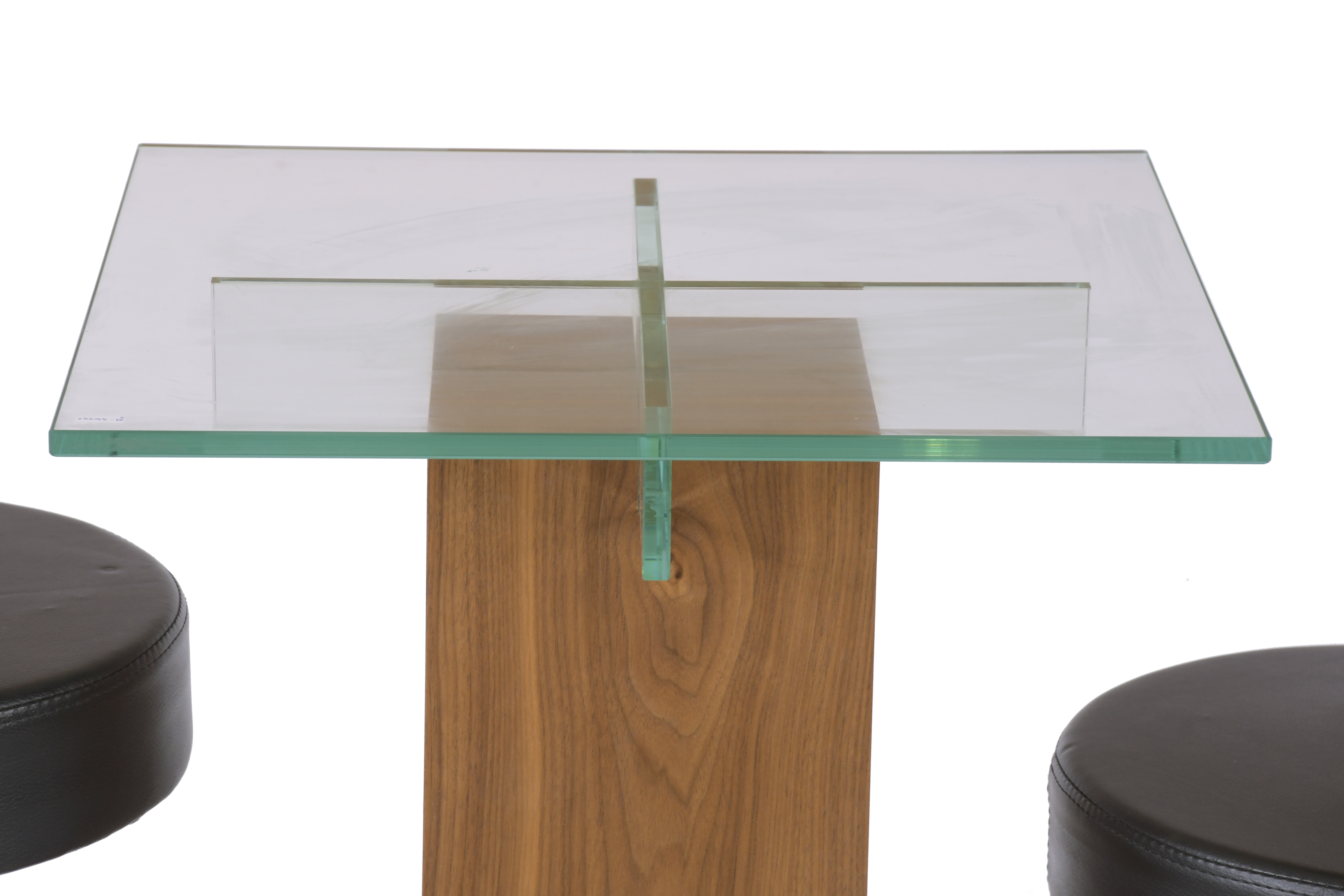 Mesa y pareja de taburetes de bar. 