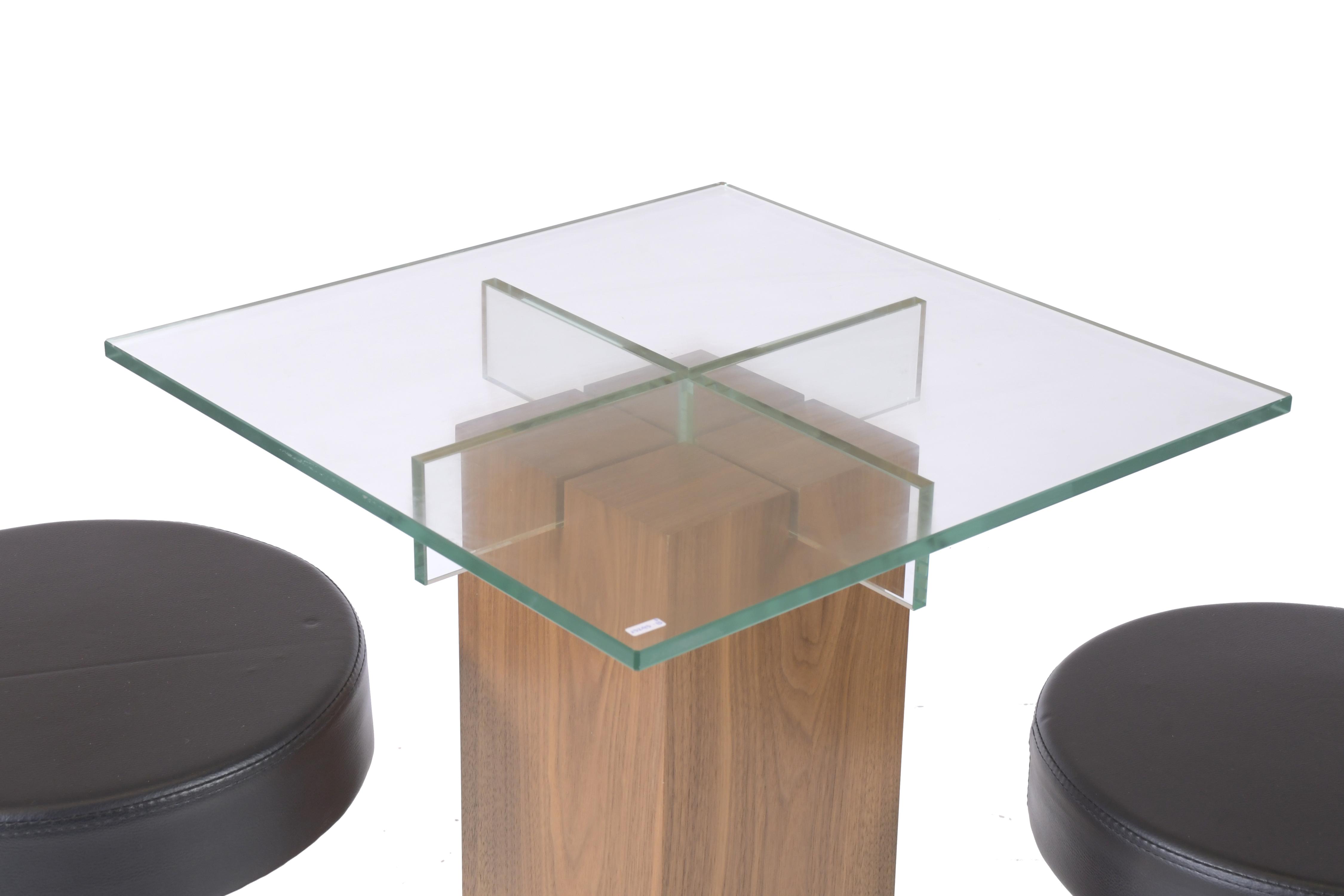 Mesa y pareja de taburetes de bar. 