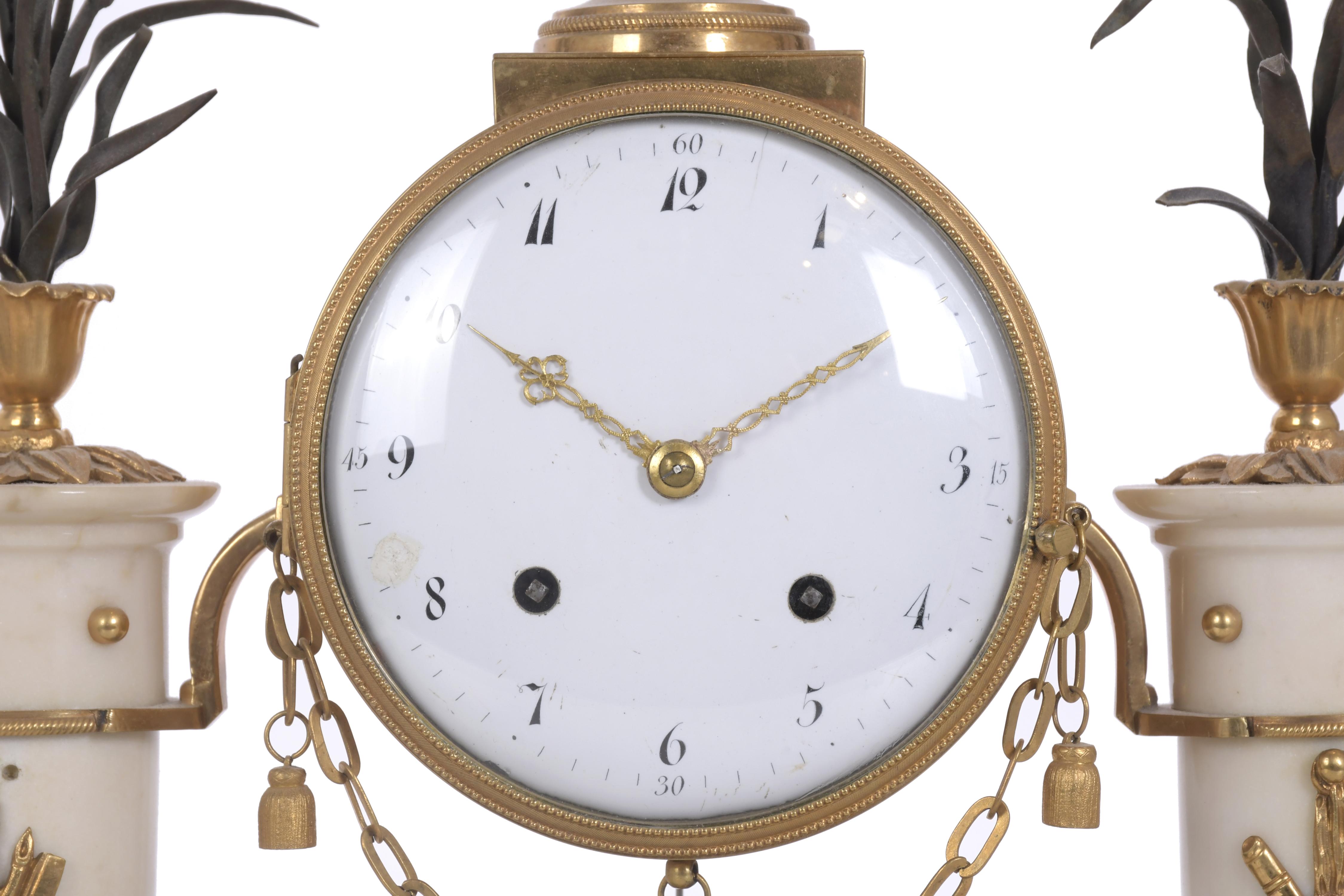 Reloj de sobremesa en pórtico Luis XVI, circa 1770 - 1780.