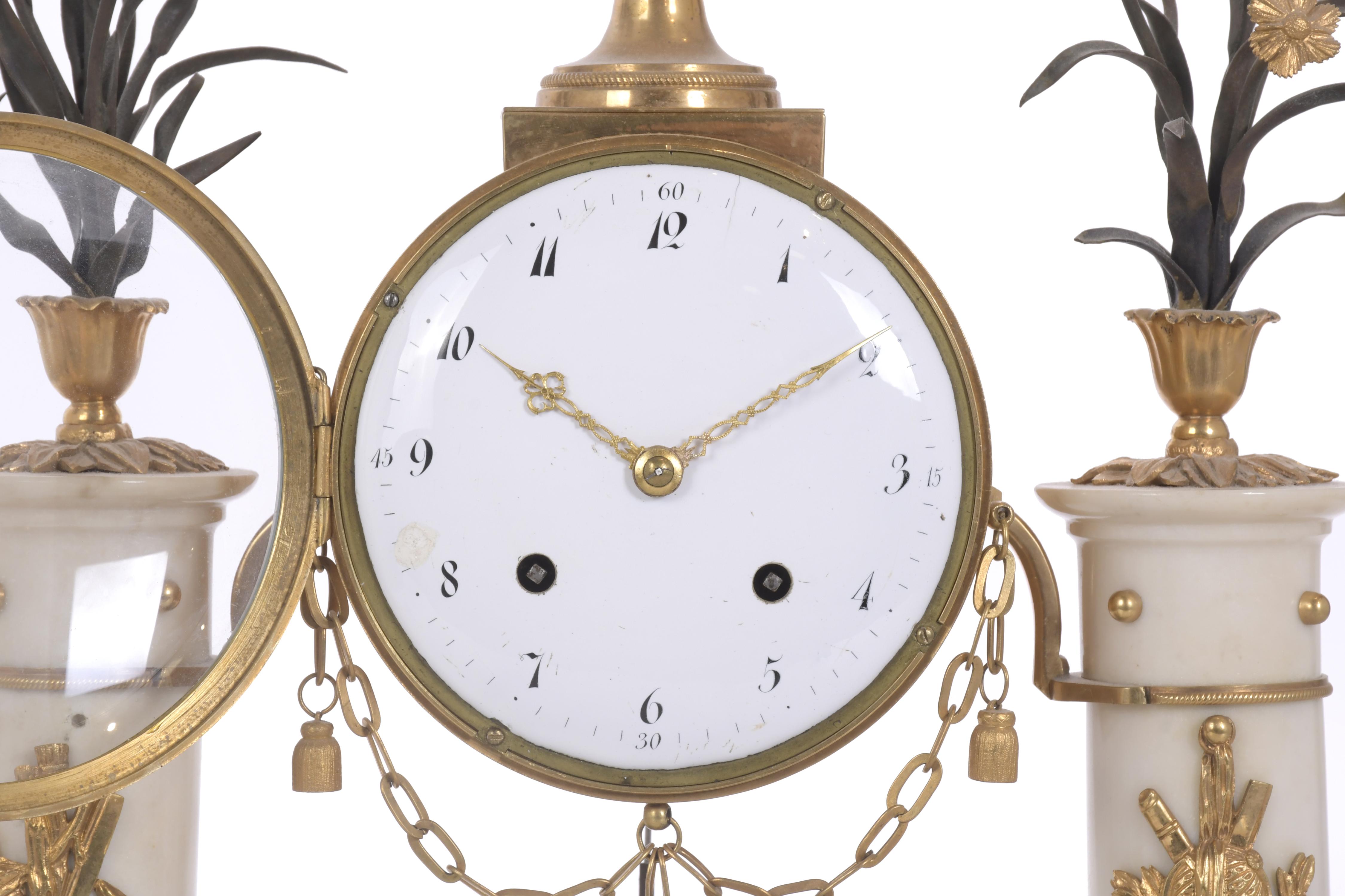 Reloj de sobremesa en pórtico Luis XVI, circa 1770 - 1780.