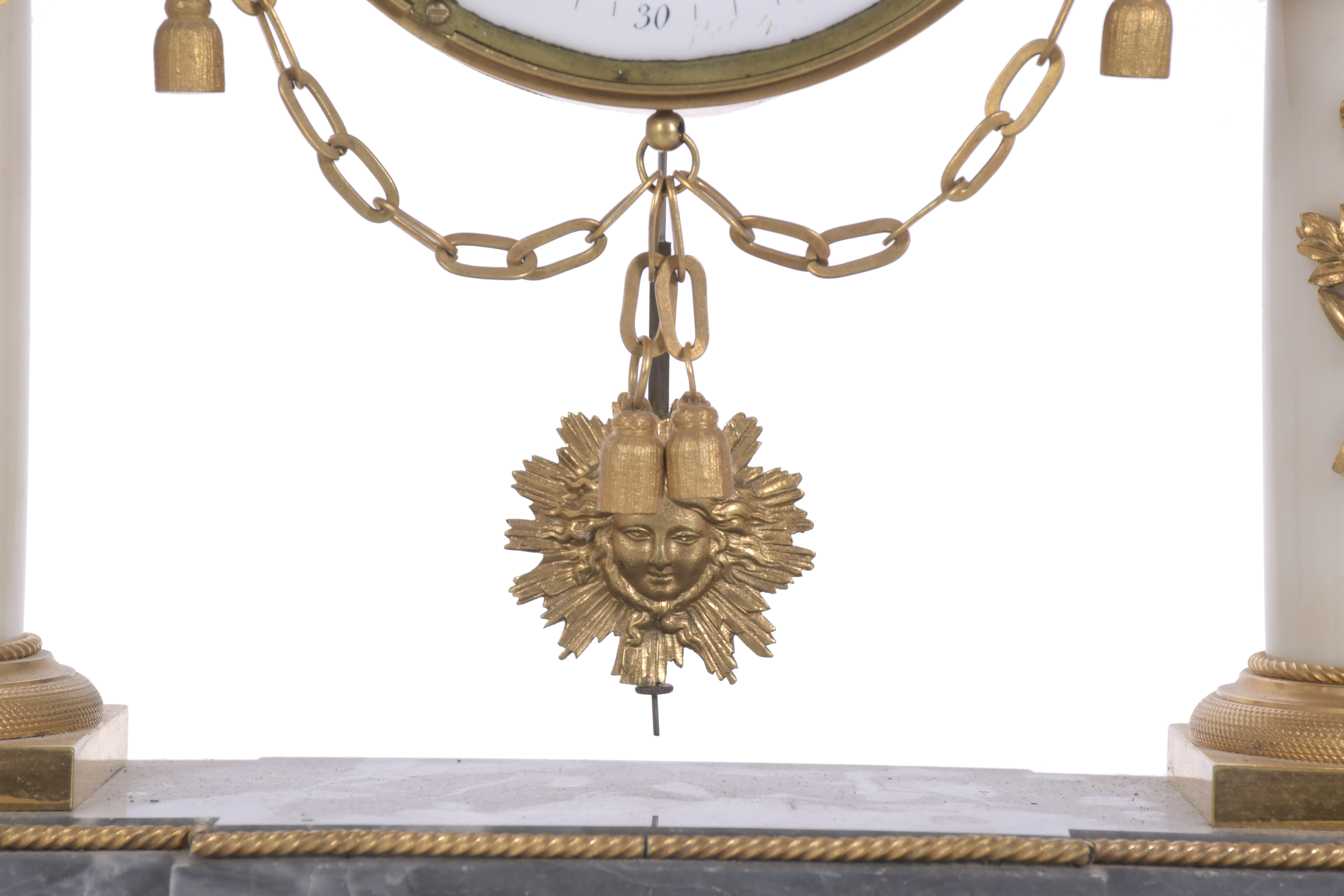 Reloj de sobremesa en pórtico Luis XVI, circa 1770 - 1780.