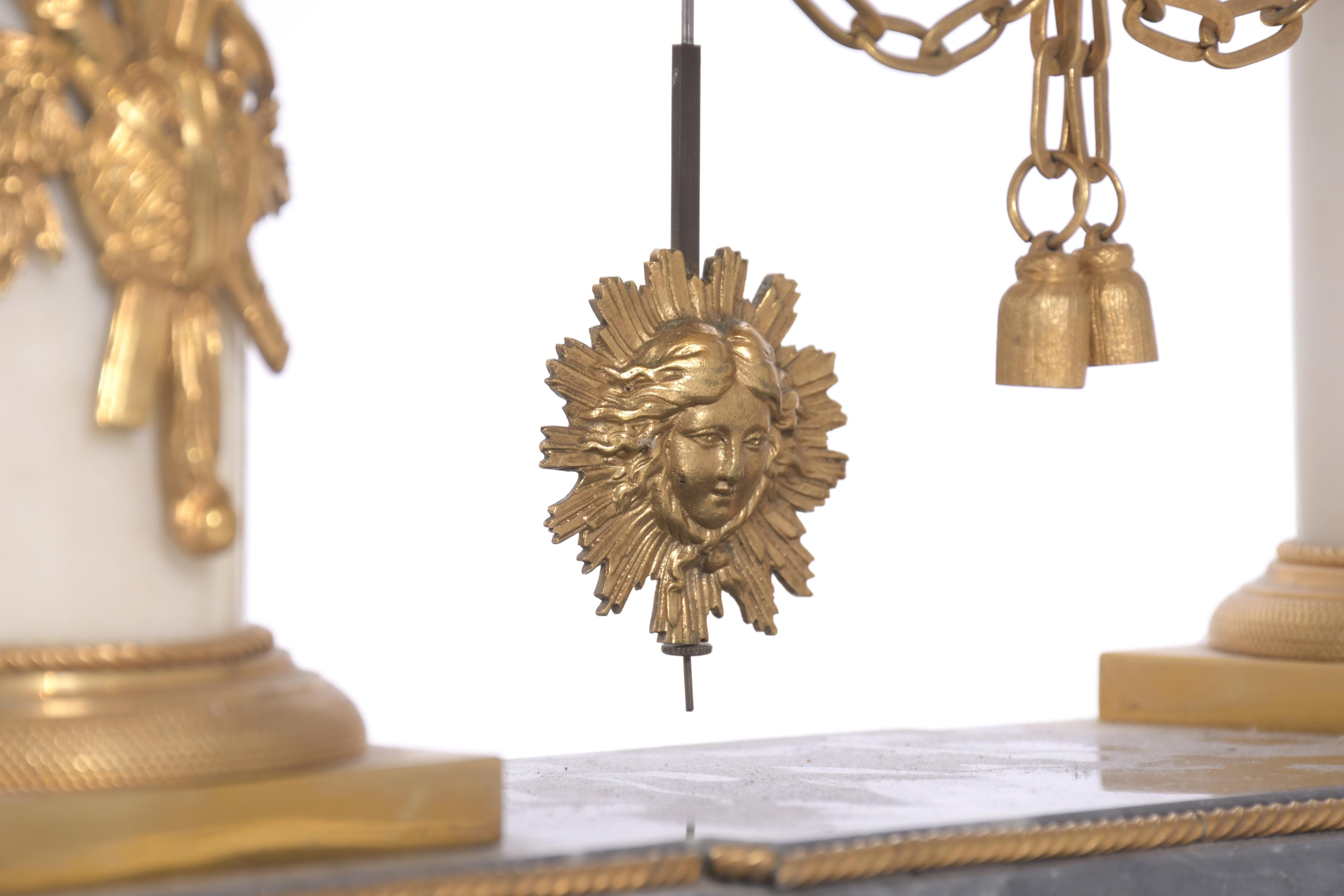 Reloj de sobremesa en pórtico Luis XVI, circa 1770 - 1780.