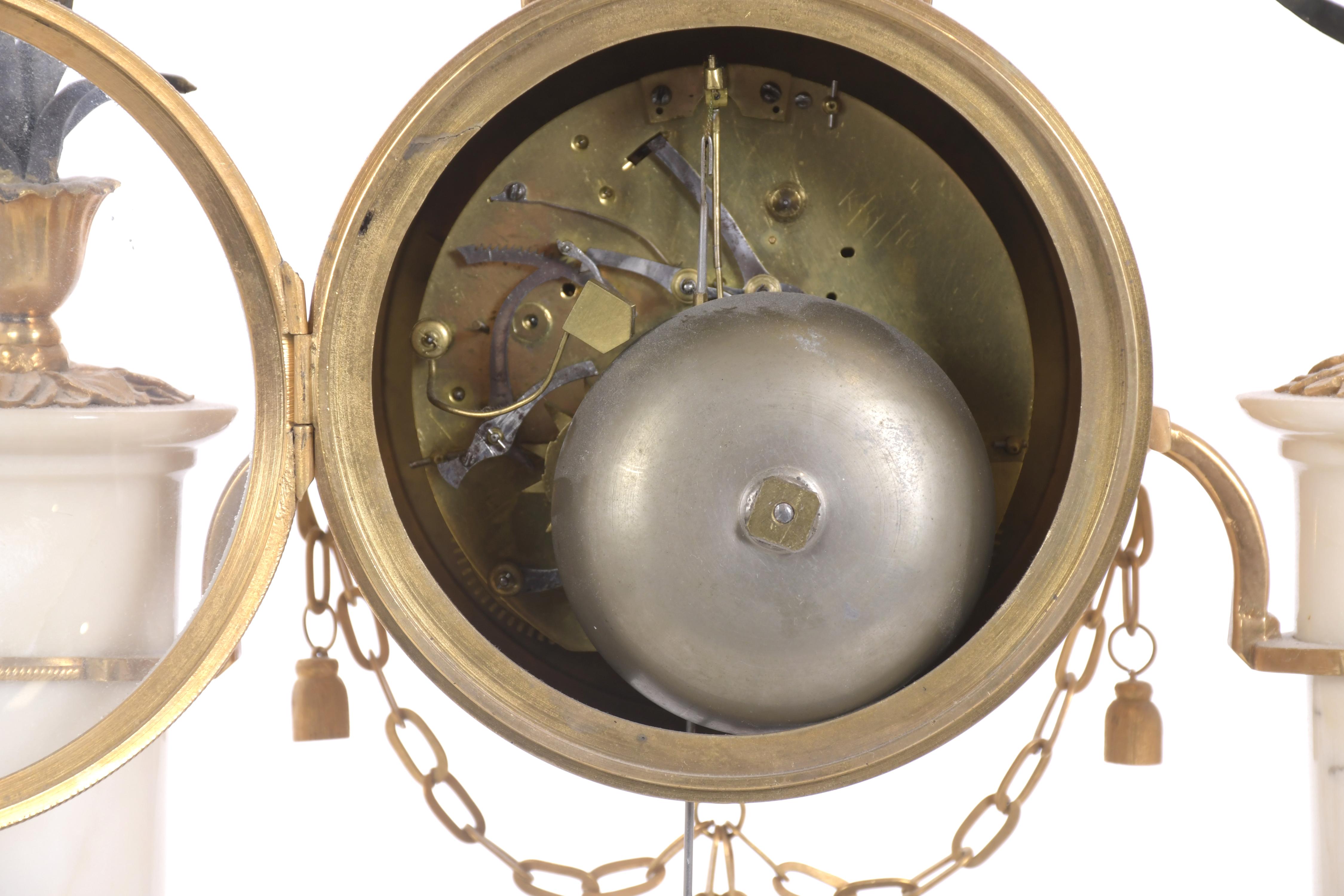 Reloj de sobremesa en pórtico Luis XVI, circa 1770 - 1780.