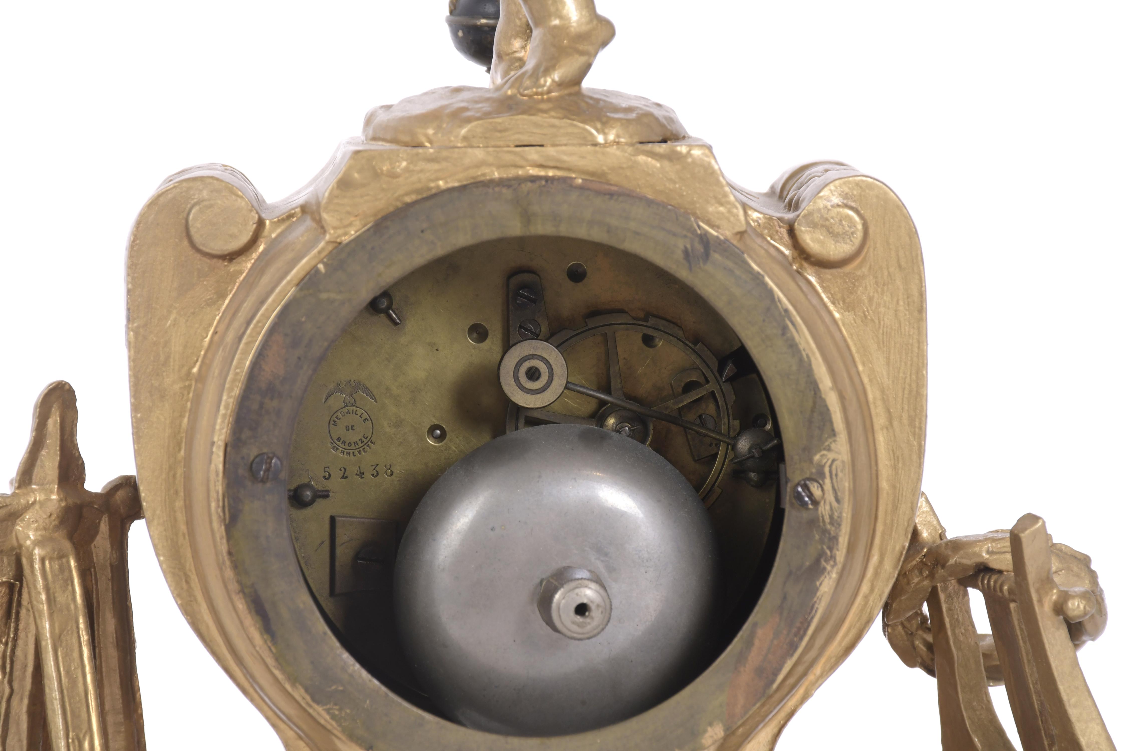 RELOJ DE SOBREMESA LOUIS PHILIPPE CON ALEGORÍA A LAS ARTES,