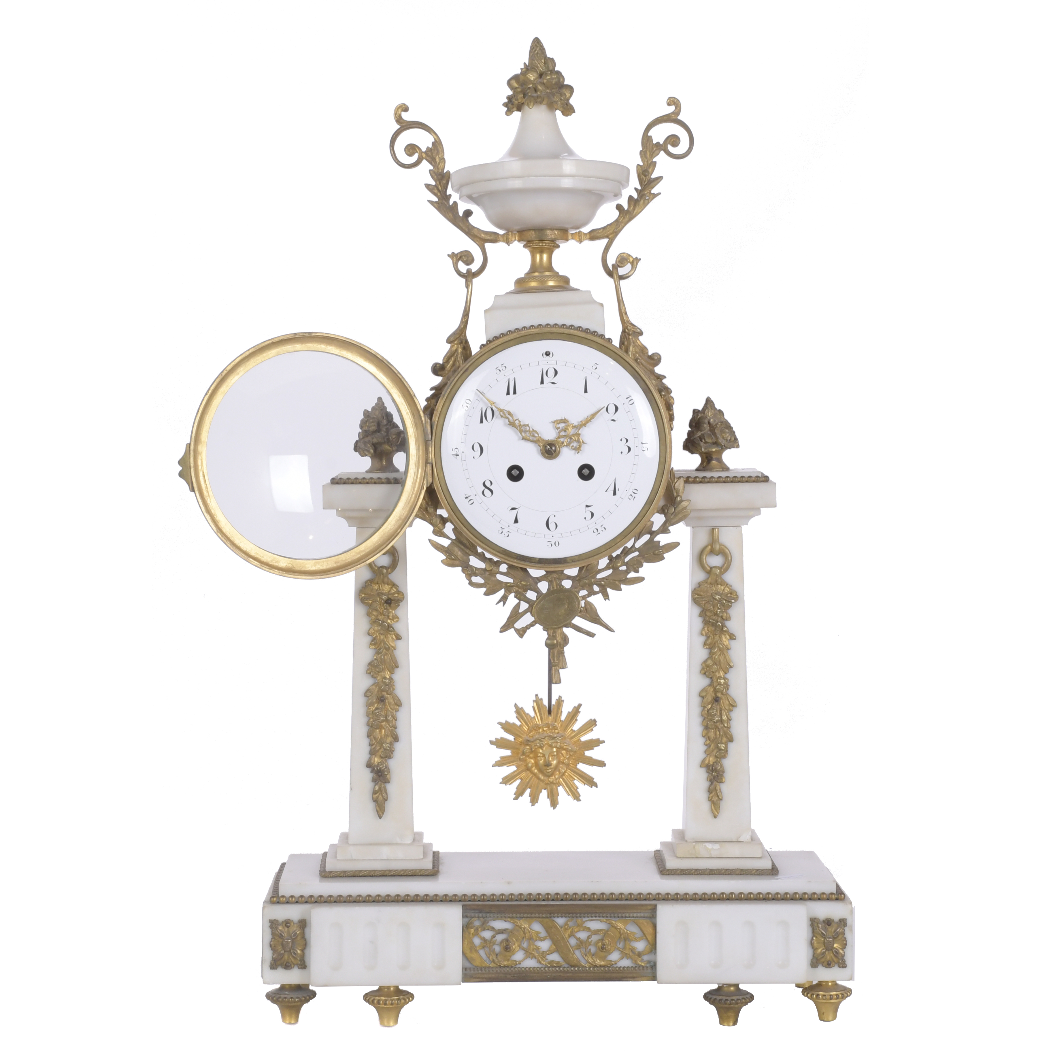 RELOJ DE SOBREMESA EN PÓRTICO ESTILO LUIS XVI, CIRCA 1860.