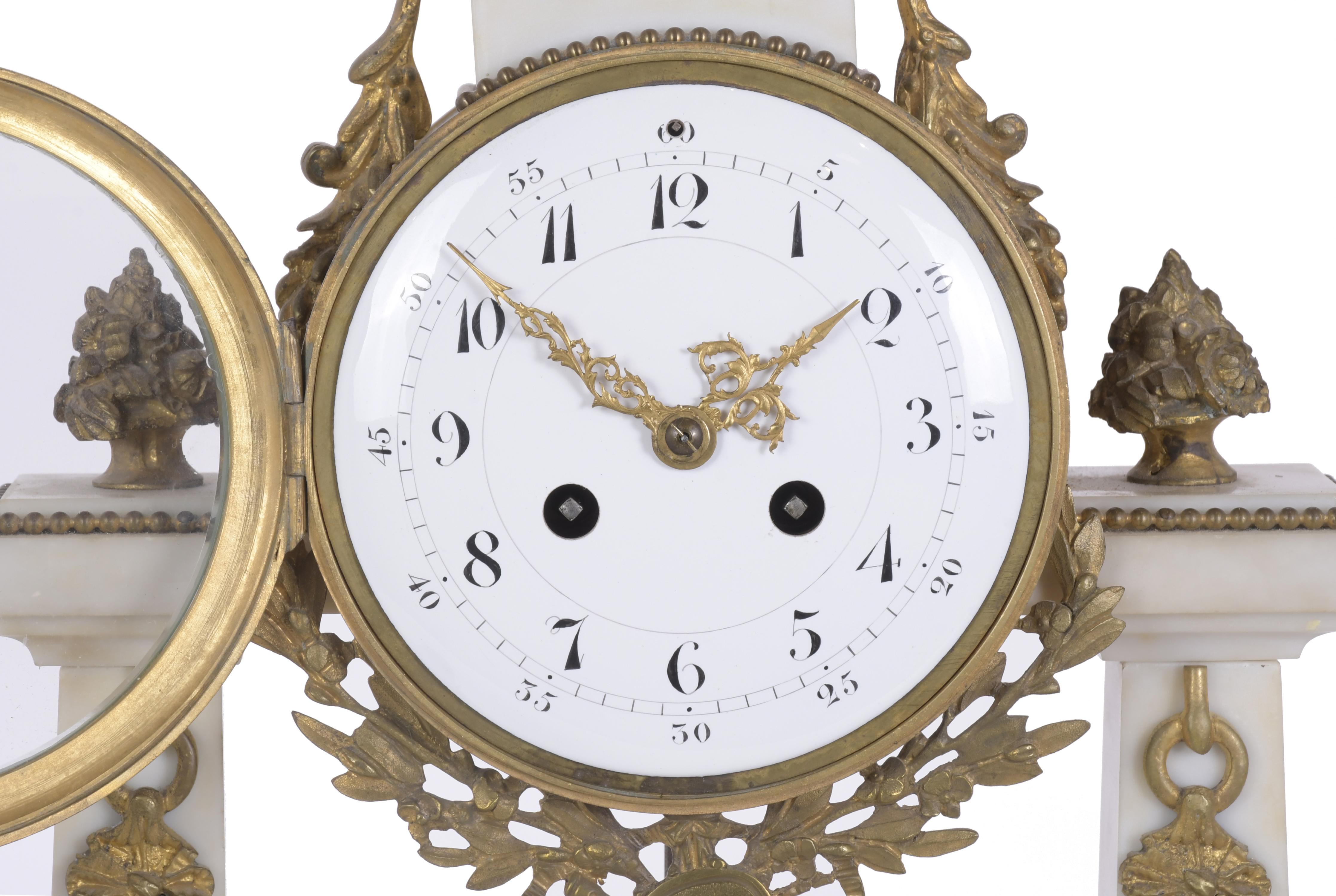 Reloj de sobremesa en pórtico estilo Luis XVI, circa 1860.