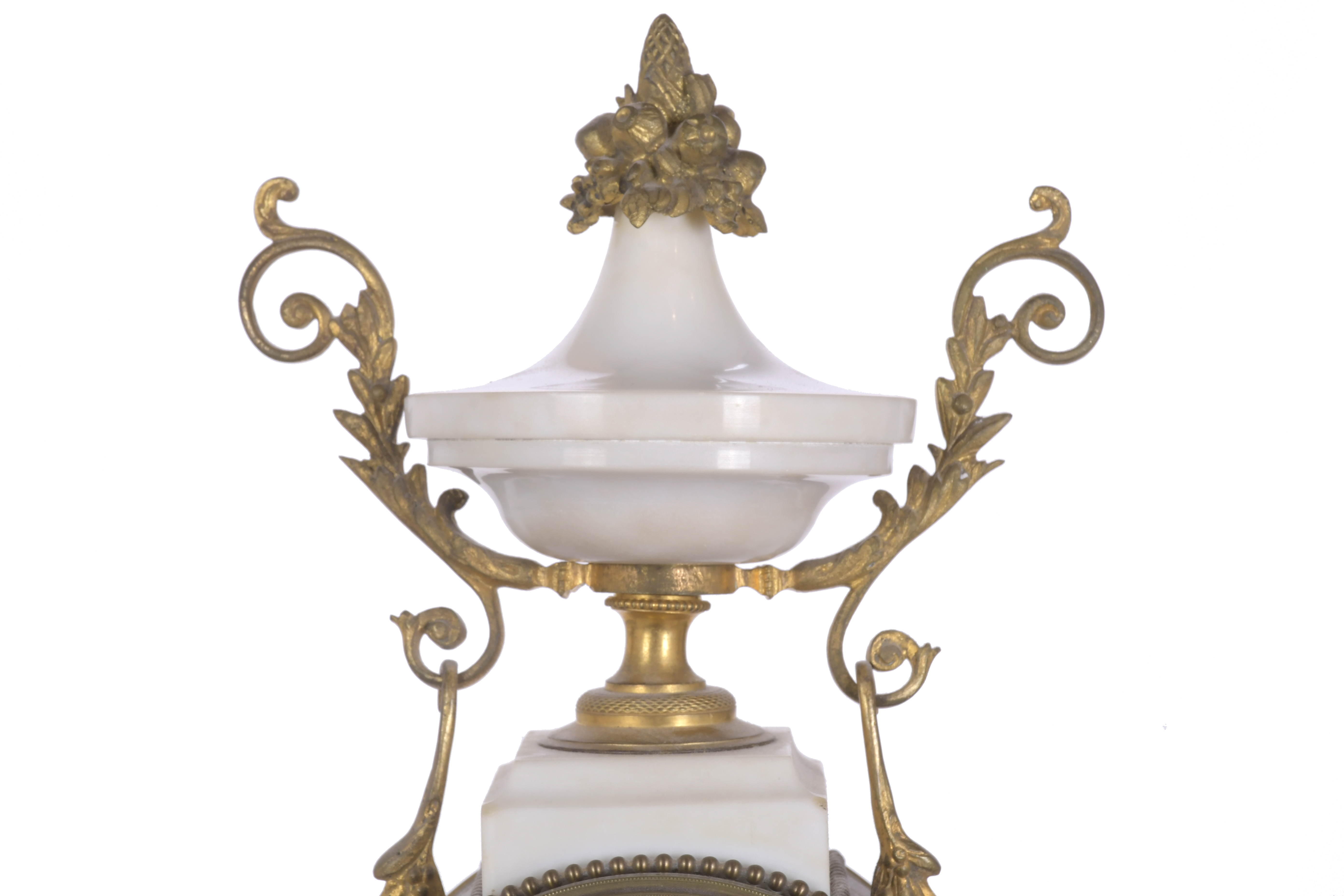 Reloj de sobremesa en pórtico estilo Luis XVI, circa 1860.