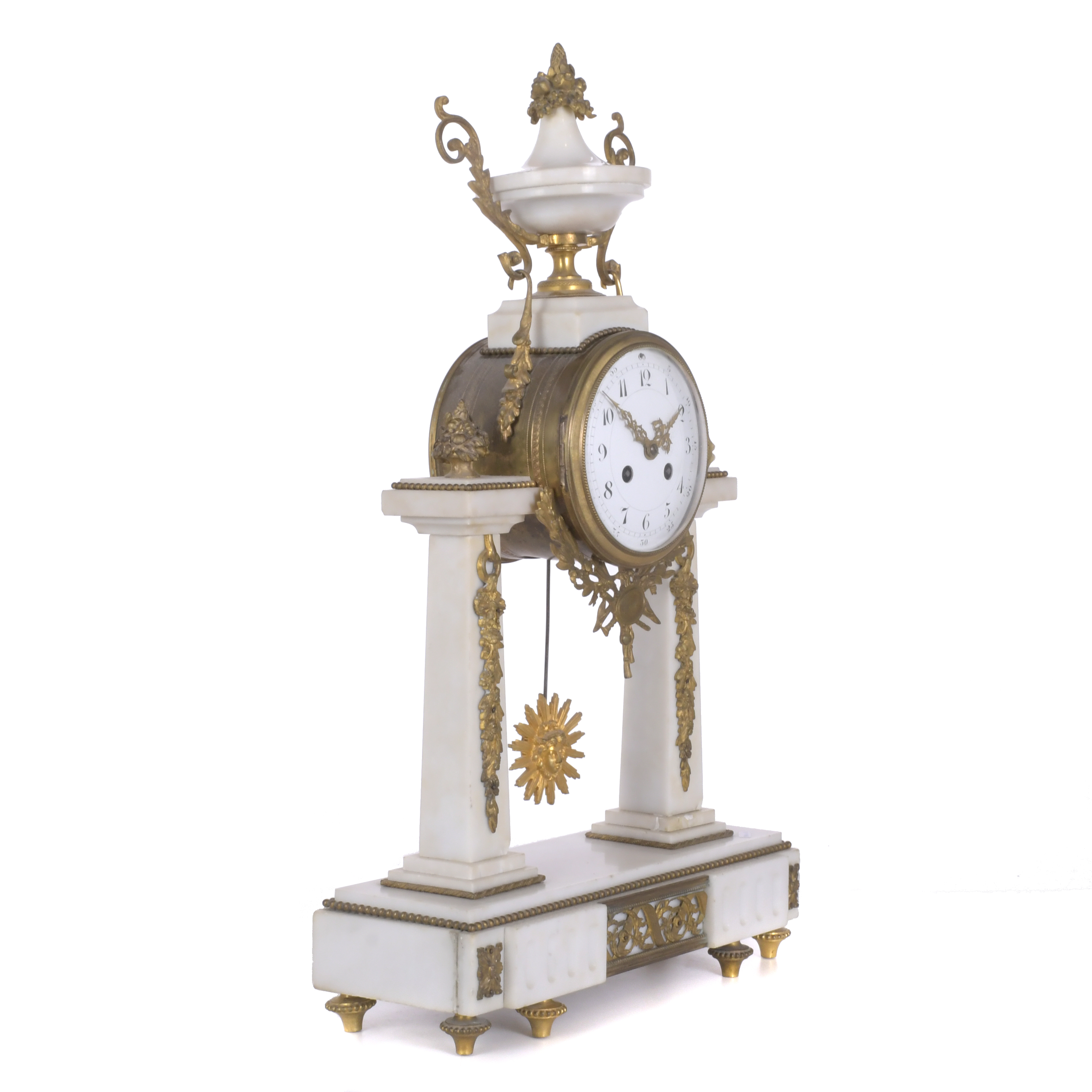 Reloj de sobremesa en pórtico estilo Luis XVI, circa 1860.