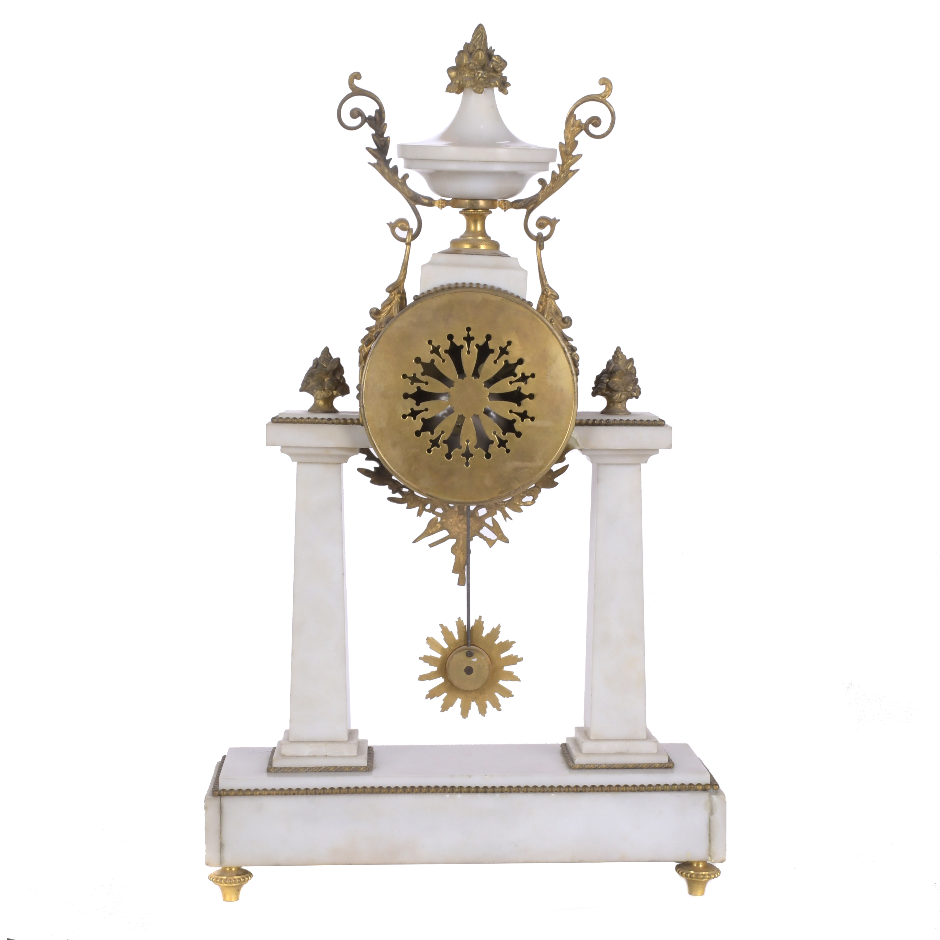 RELOJ DE SOBREMESA EN PÓRTICO ESTILO LUIS XVI, CIRCA 1860.