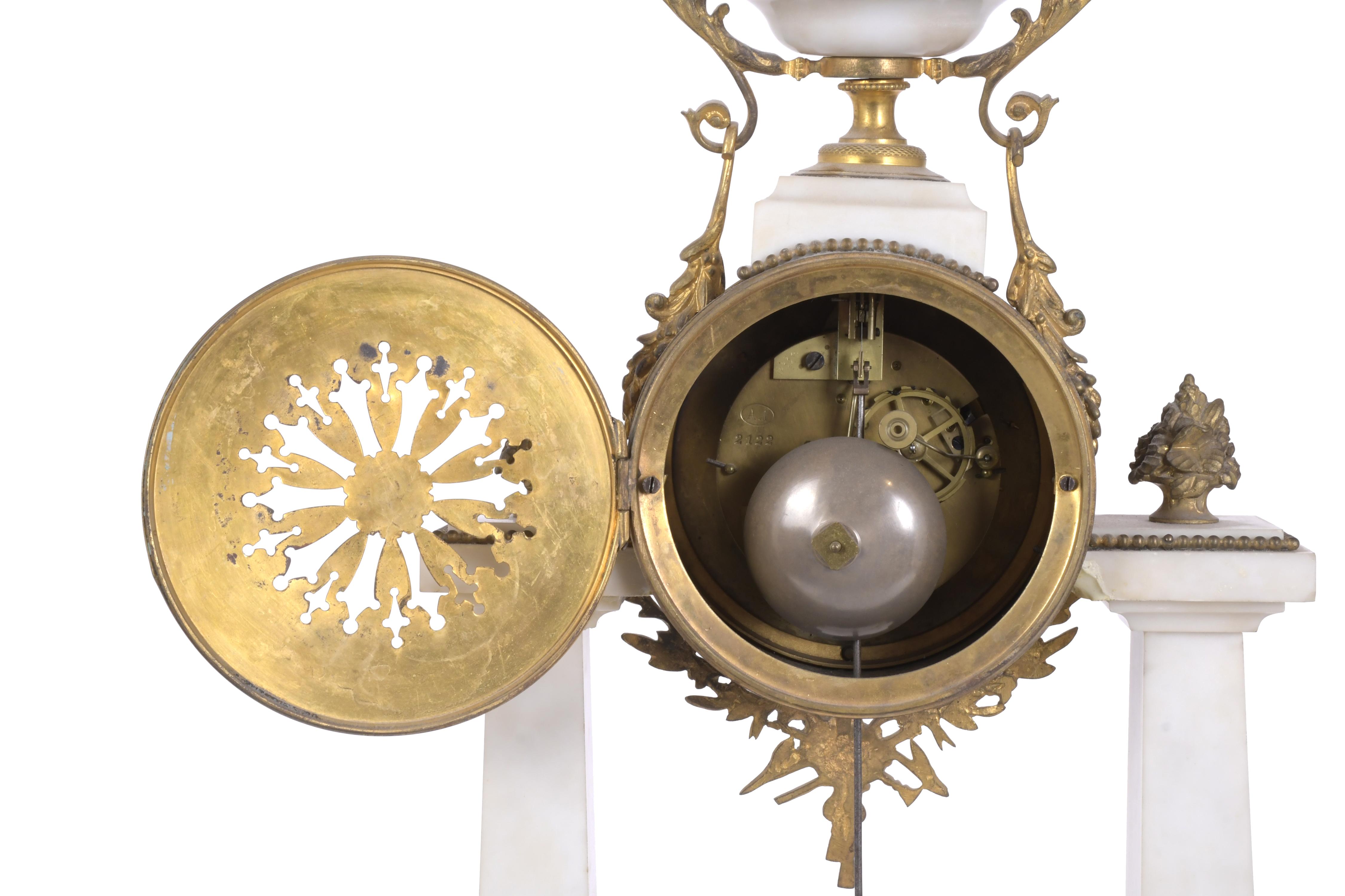 RELOJ DE SOBREMESA EN PÓRTICO ESTILO LUIS XVI, CIRCA 1860.