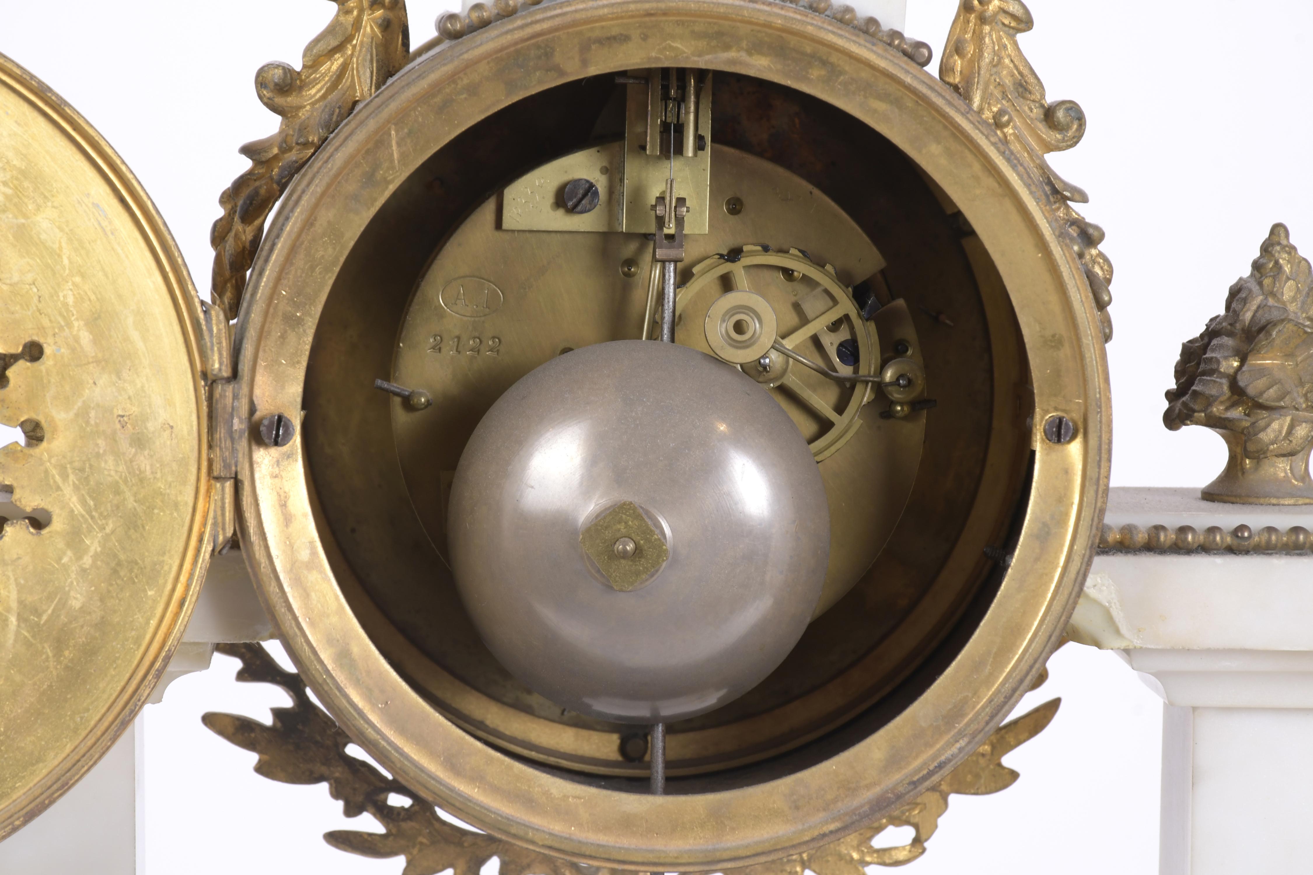 RELOJ DE SOBREMESA EN PÓRTICO ESTILO LUIS XVI, CIRCA 1860.