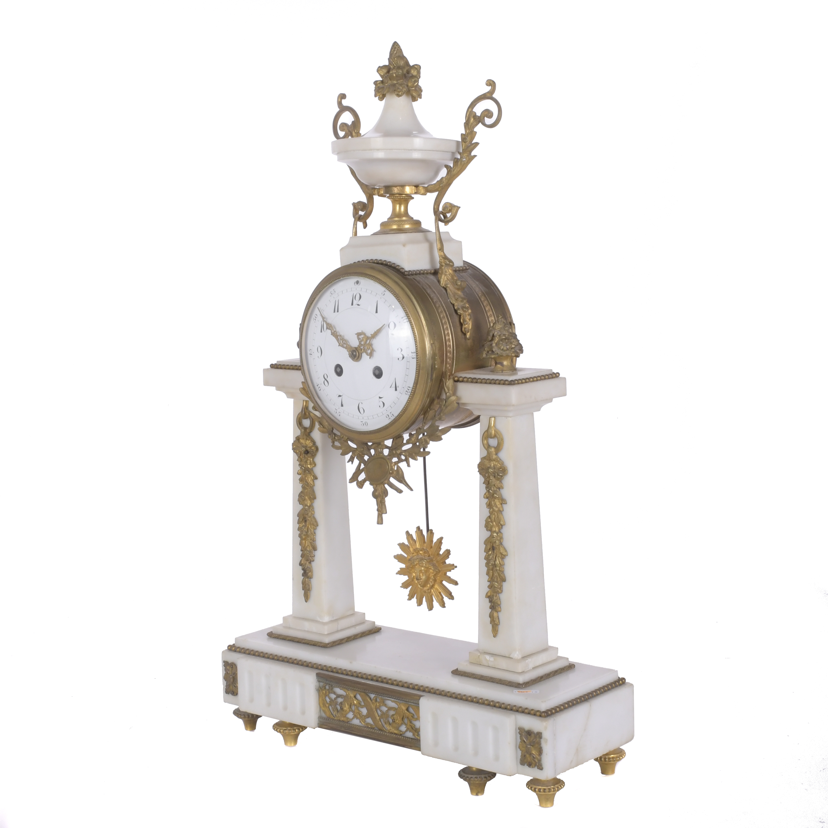 Reloj de sobremesa en pórtico estilo Luis XVI, circa 1860.