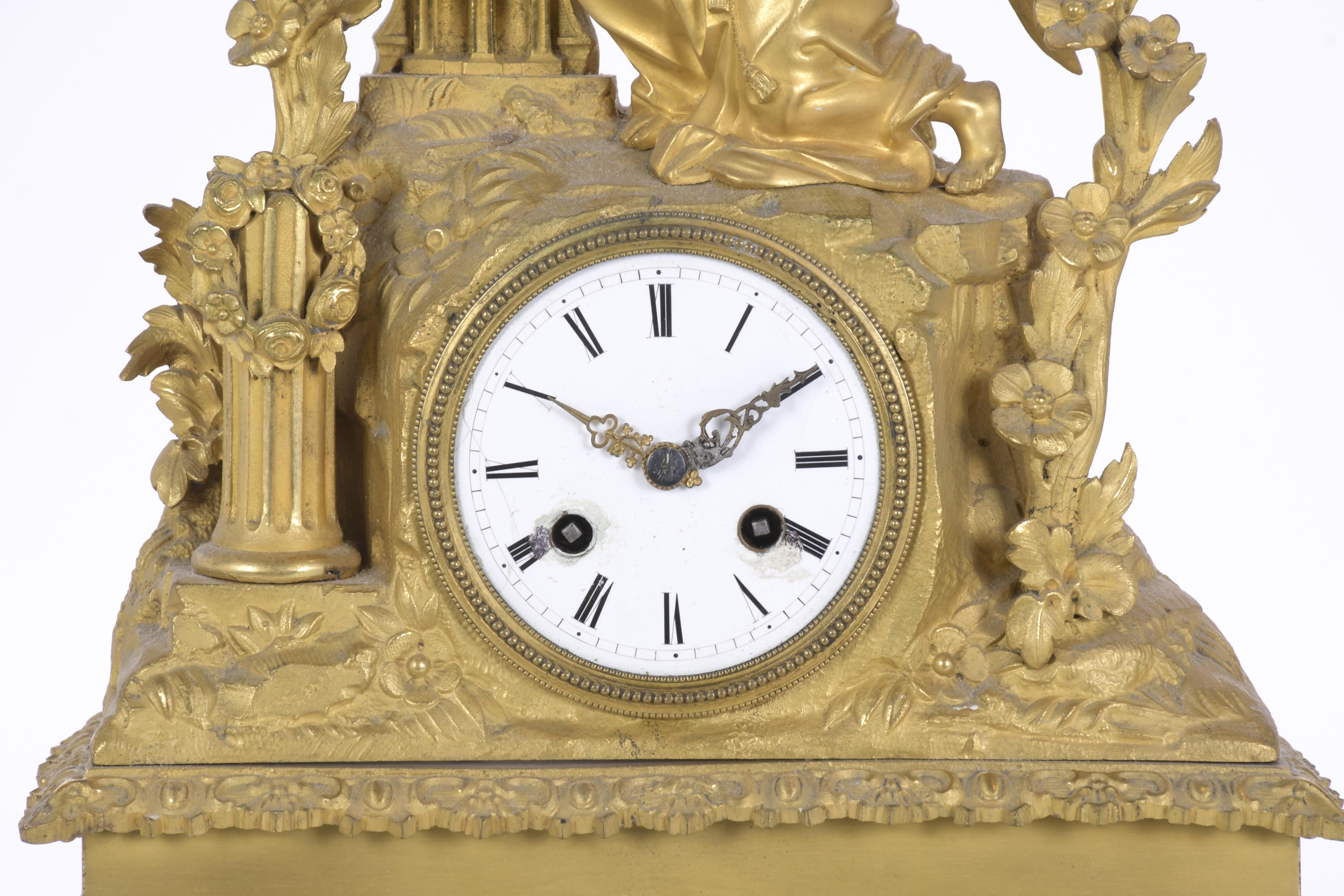 RELOJ DE SOBREMESA LOUIS PHILIPPE, CON ALEGORÍA RELIGIOSA, 