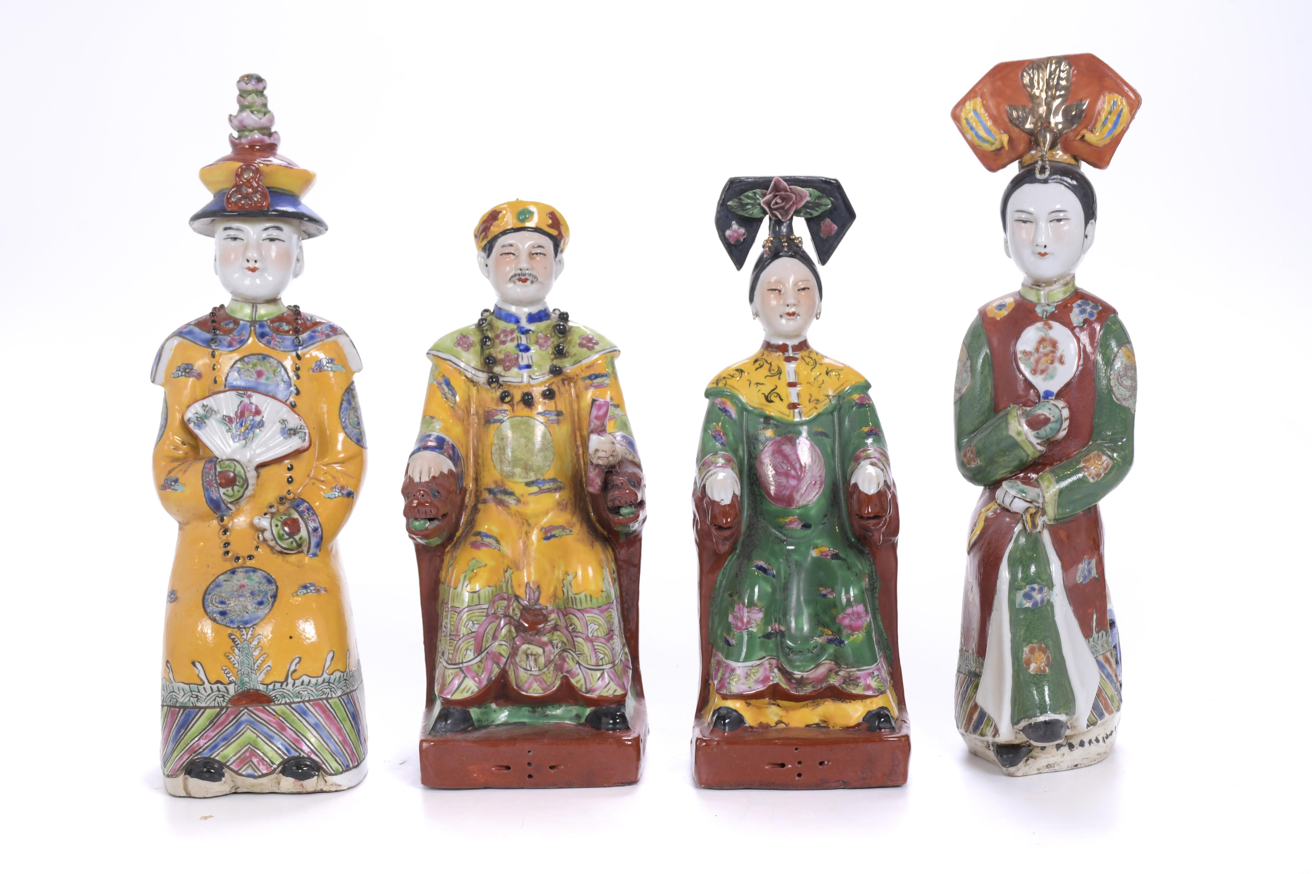 ESCUELA CHINA, MED. SIGLO XX. Conjunto de siete figuras.