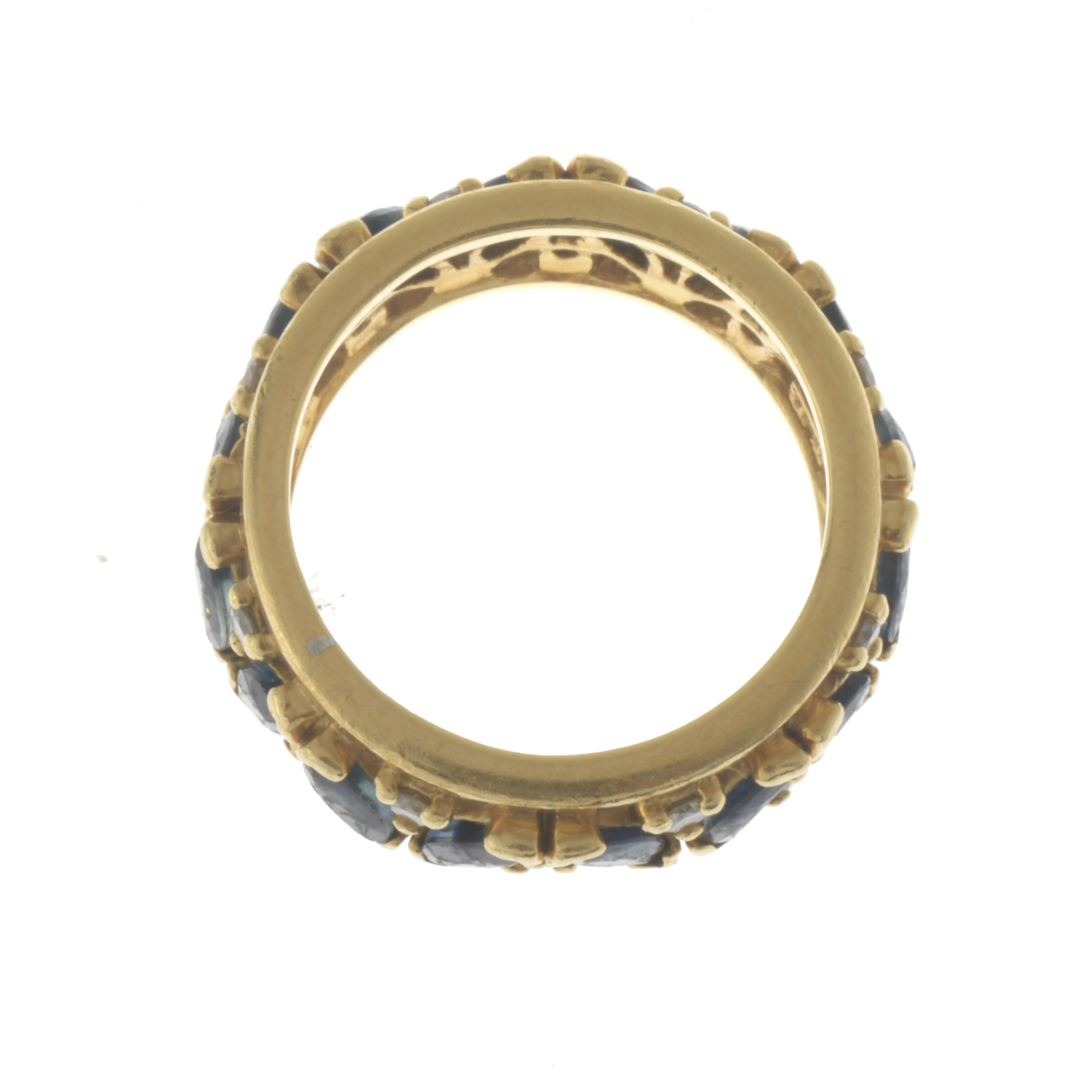Alianza completa de zafiros y diamantes.