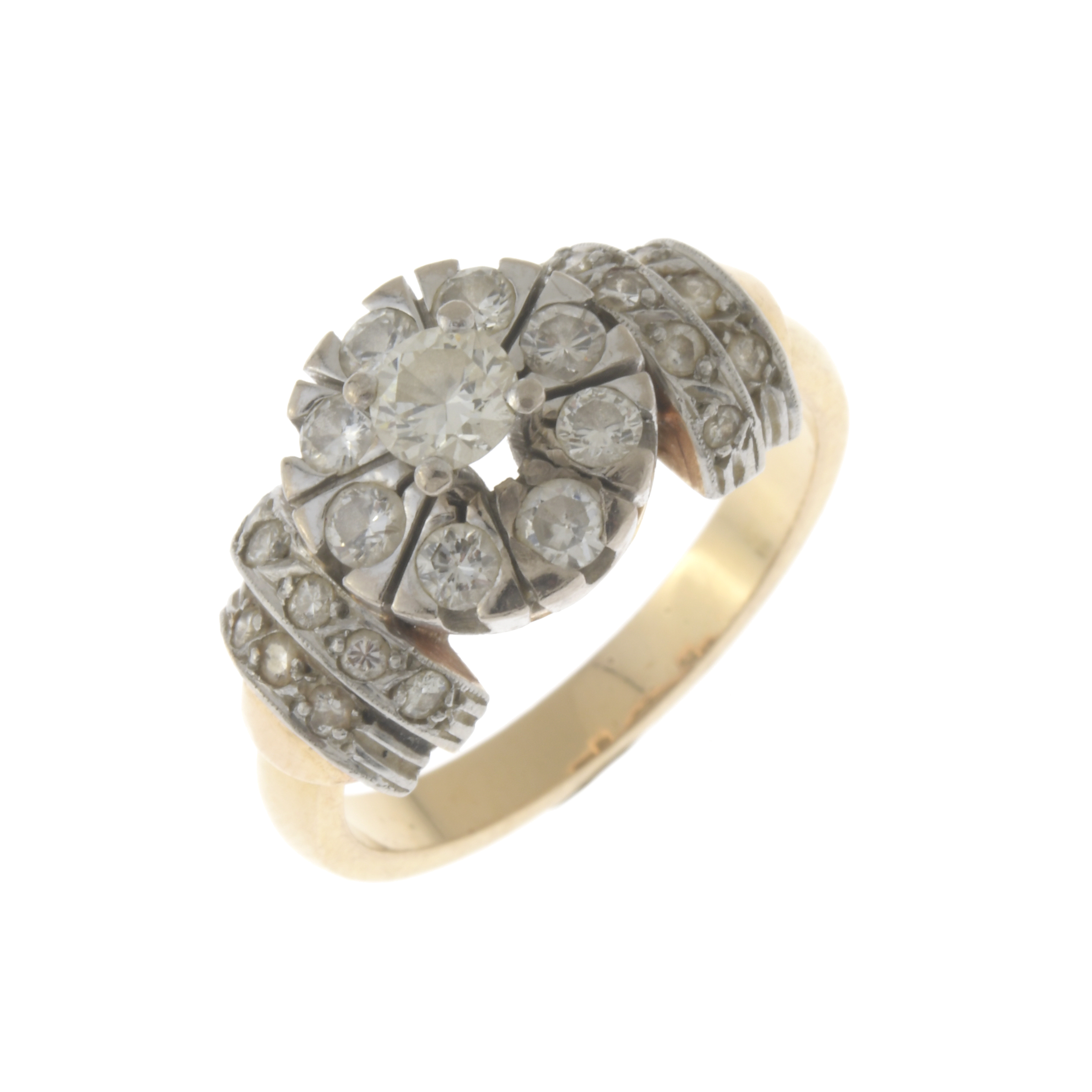 Anillo con rosetón de diamantes siguiendo modelos años 20.