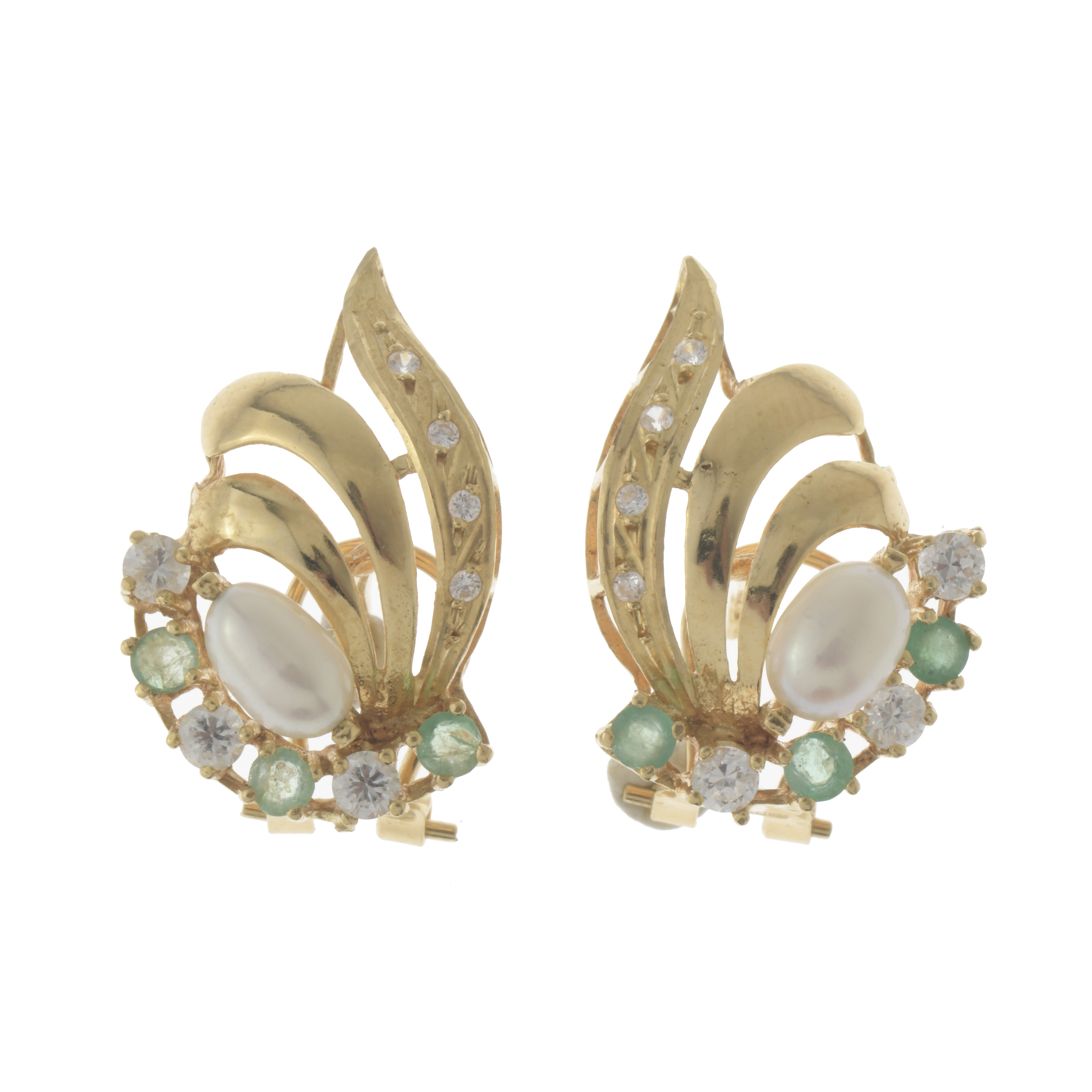 Pendientes con diamantes esmeraldas y perlas.