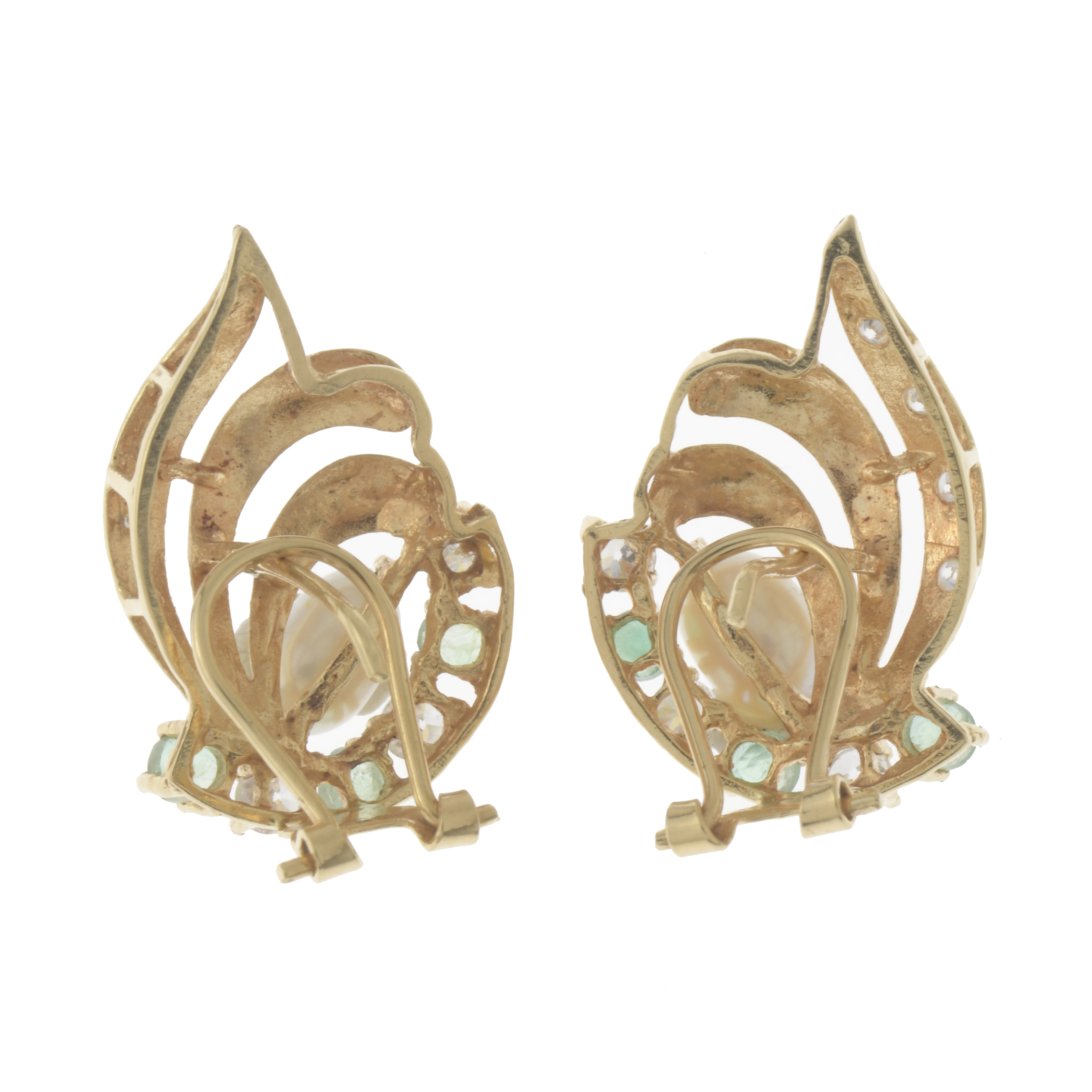 Pendientes con diamantes esmeraldas y perlas.