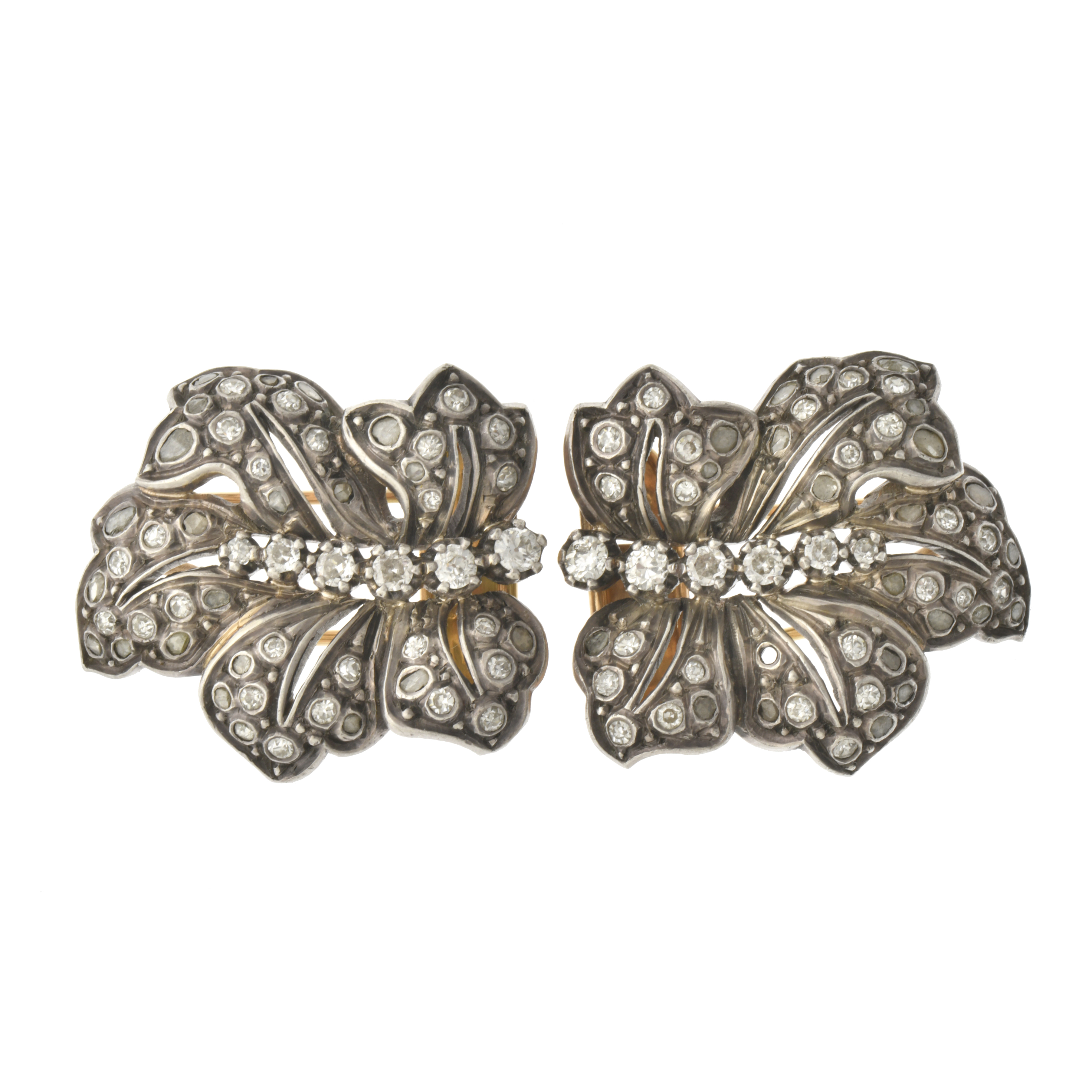 Pareja de broches florales circa 1920 con diamantes.