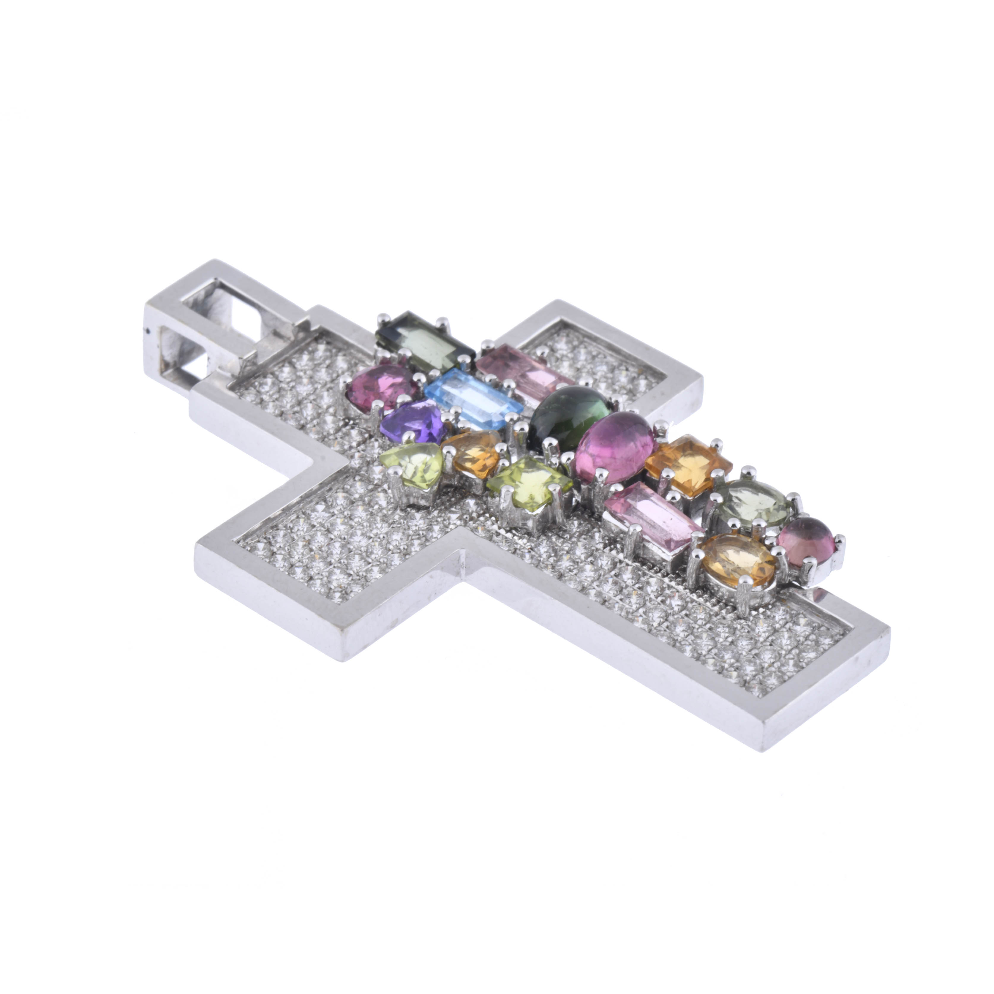 Cruz colgante con diamantes y pedrería de color.