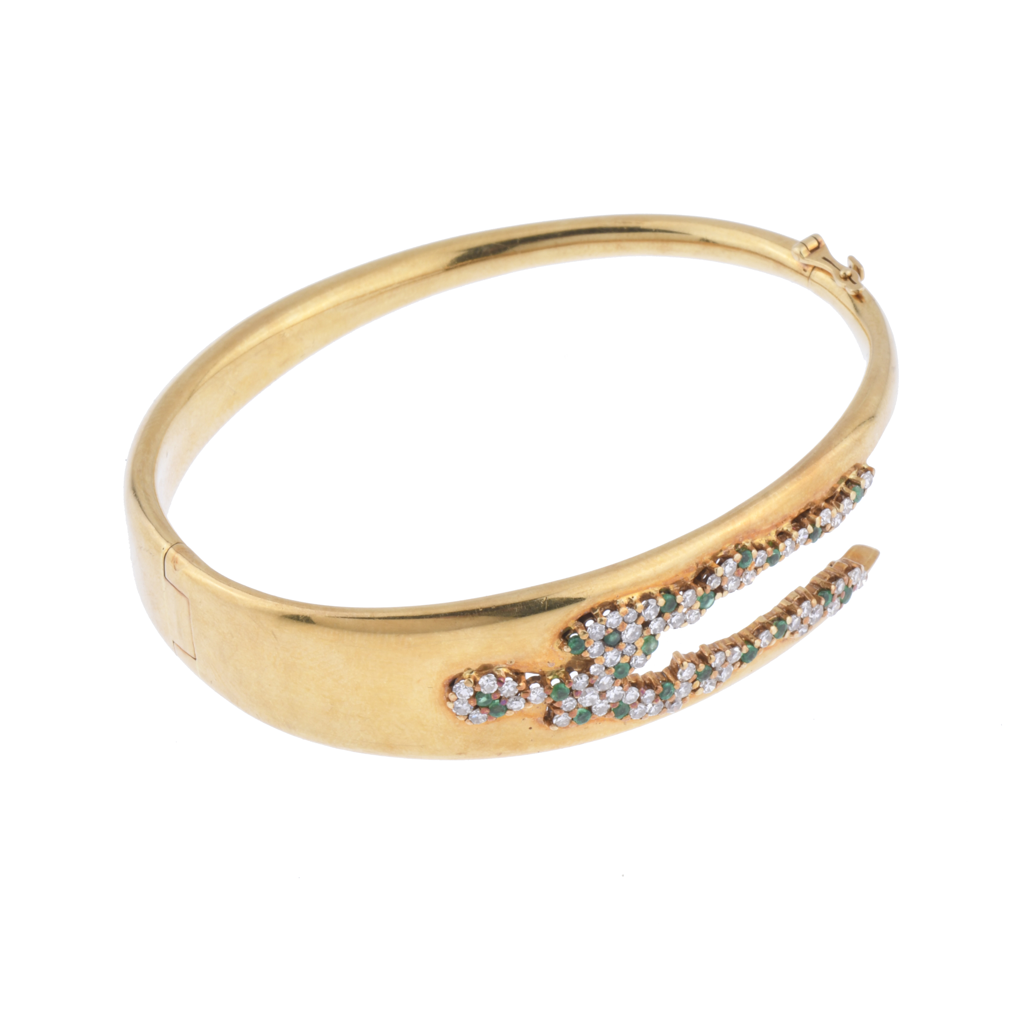 Pulsera de media caña con diamantes y esmeraldas. 