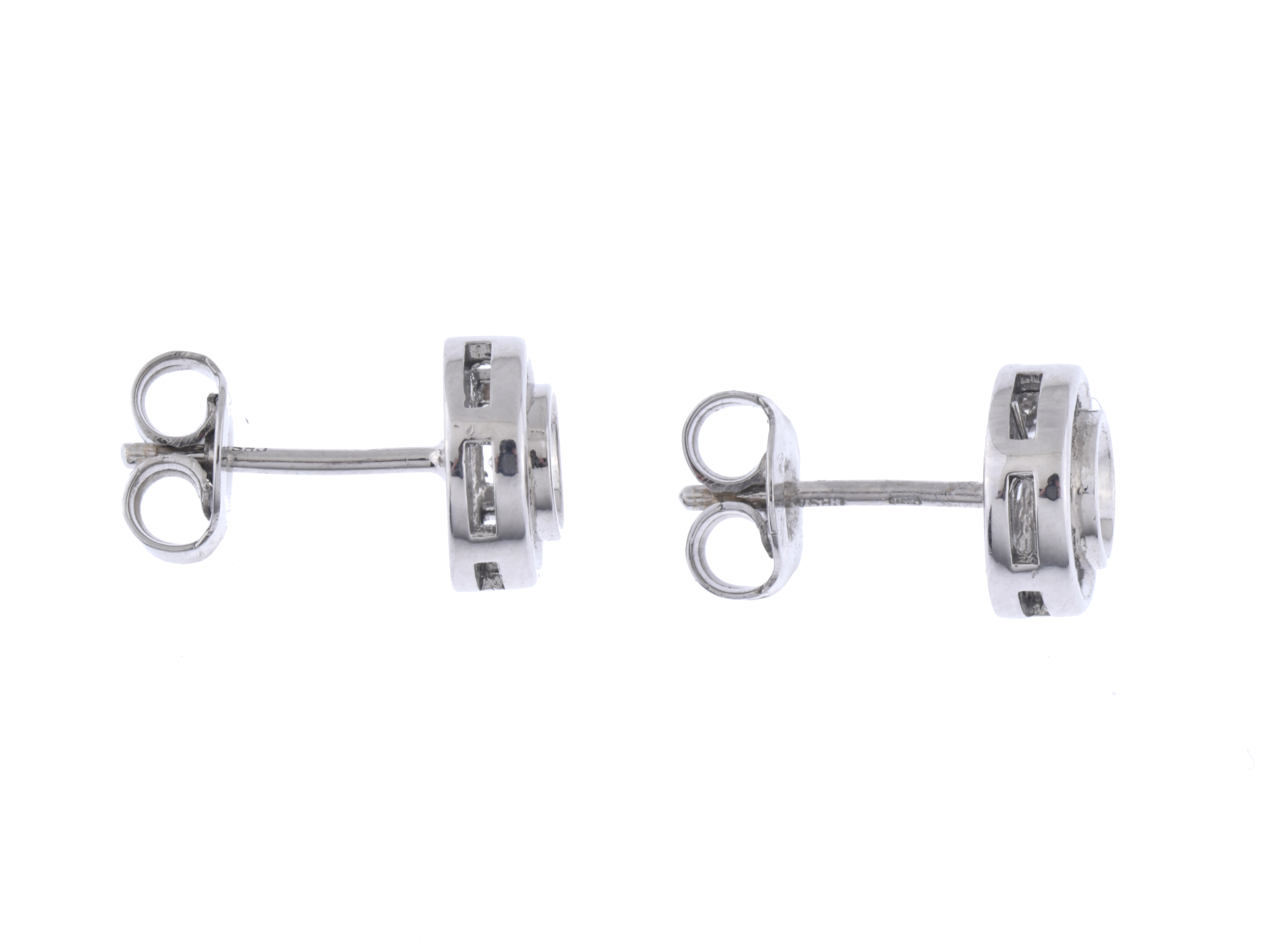 Pendientes con diamantes.
