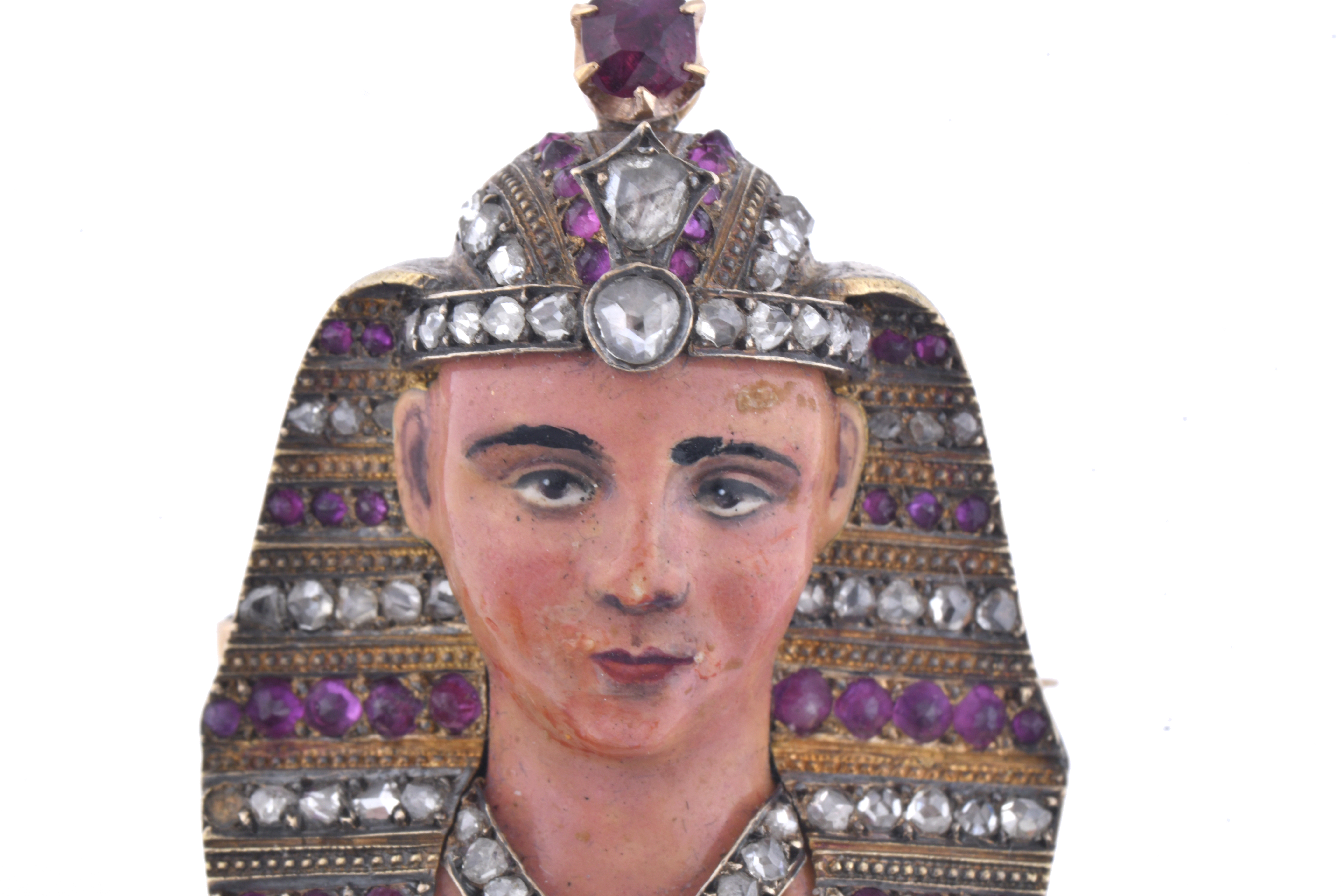 Broche en forma de faraón con diamantes y rubíes.