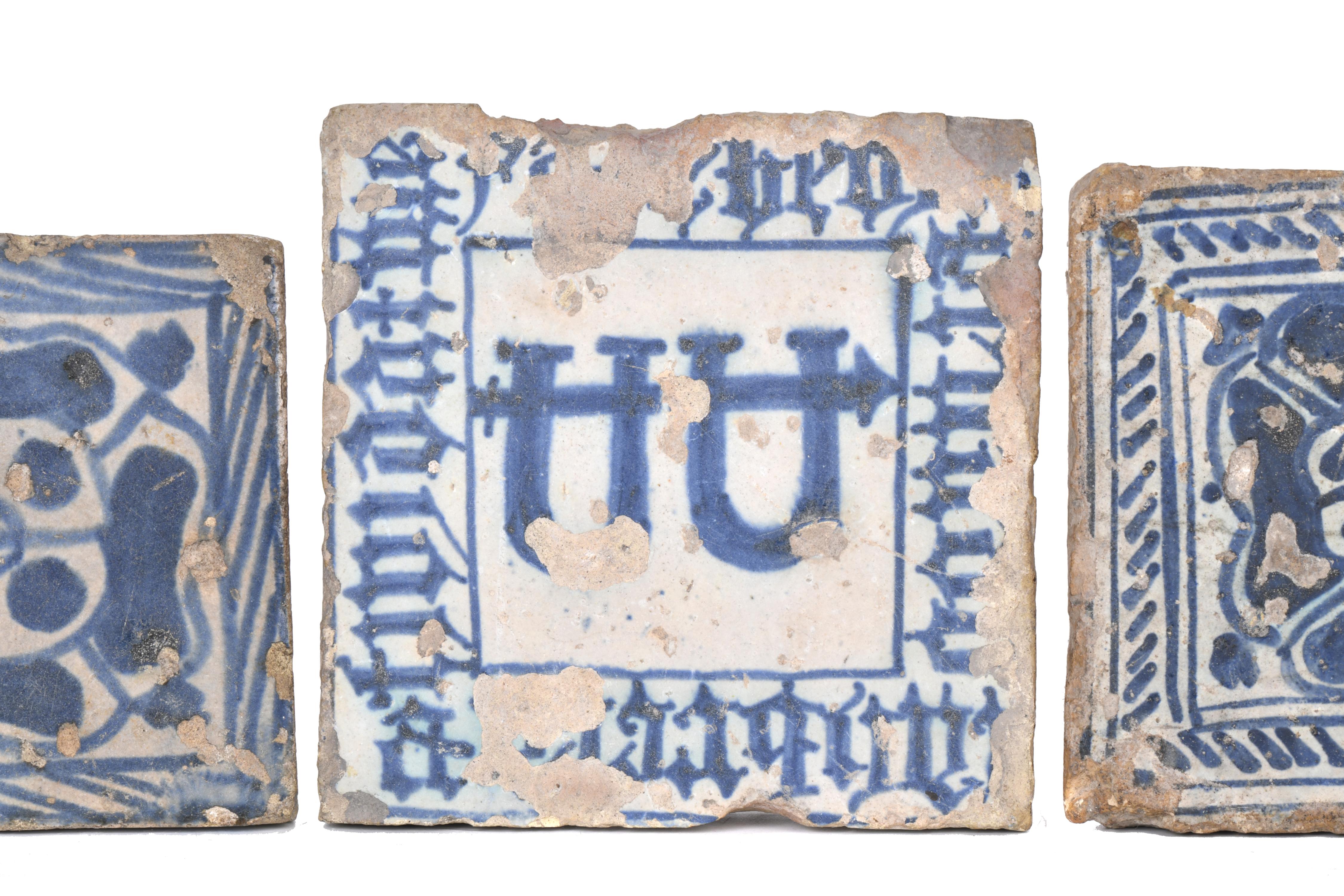 Lote de dos azulejos valencianos y un azulejo mudéjar, sigl