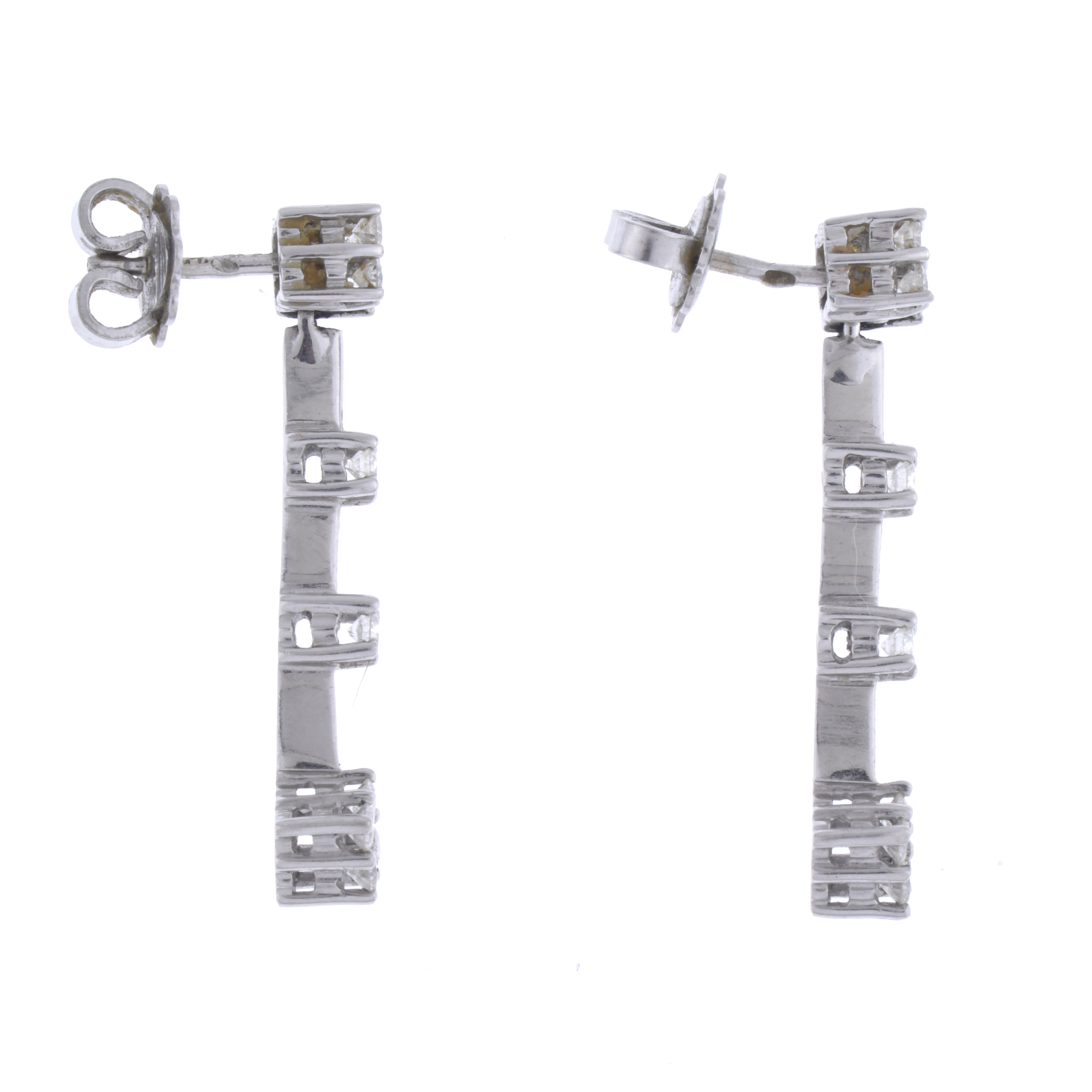 Pendientes largos con diamantes.