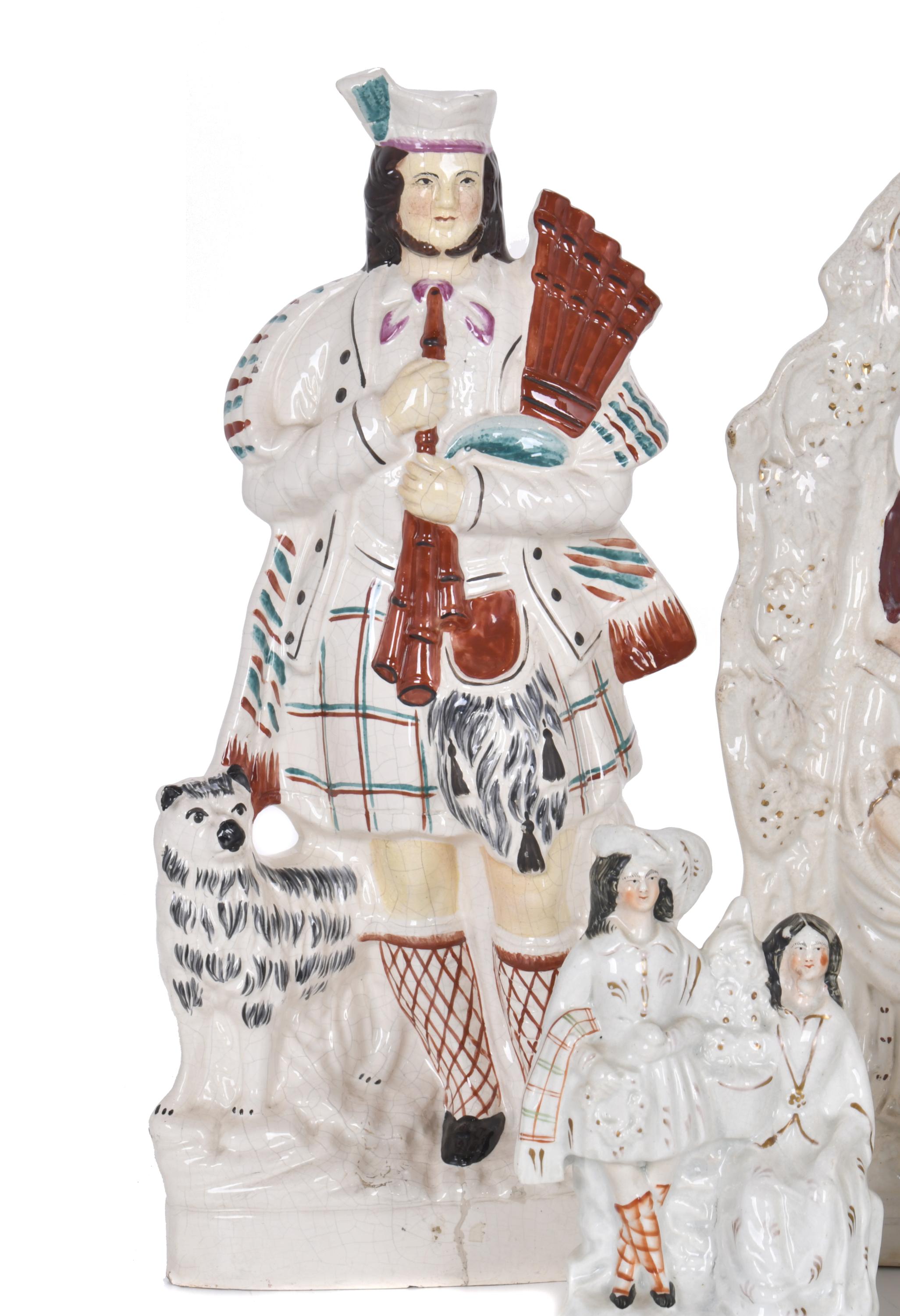 Lote de seis figuras en cerámica inglesa Staffordshire, sig