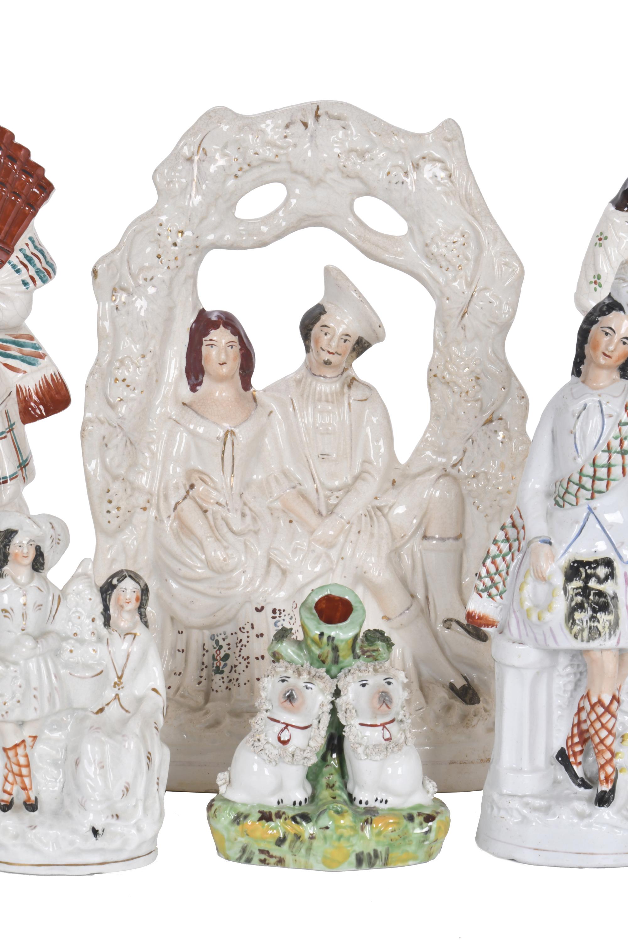 Lote de seis figuras en cerámica inglesa Staffordshire, sig