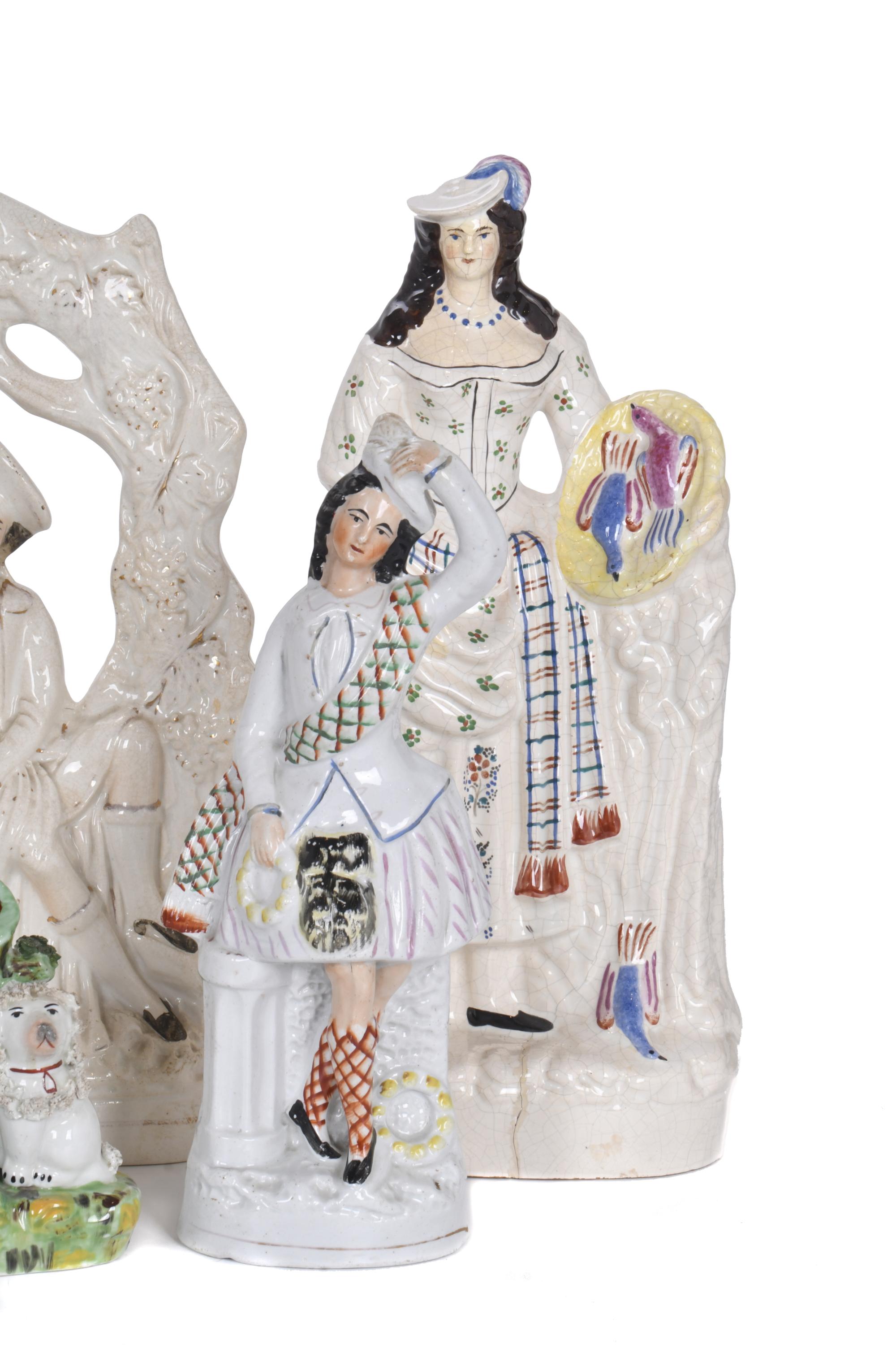Lote de seis figuras en cerámica inglesa Staffordshire, sig